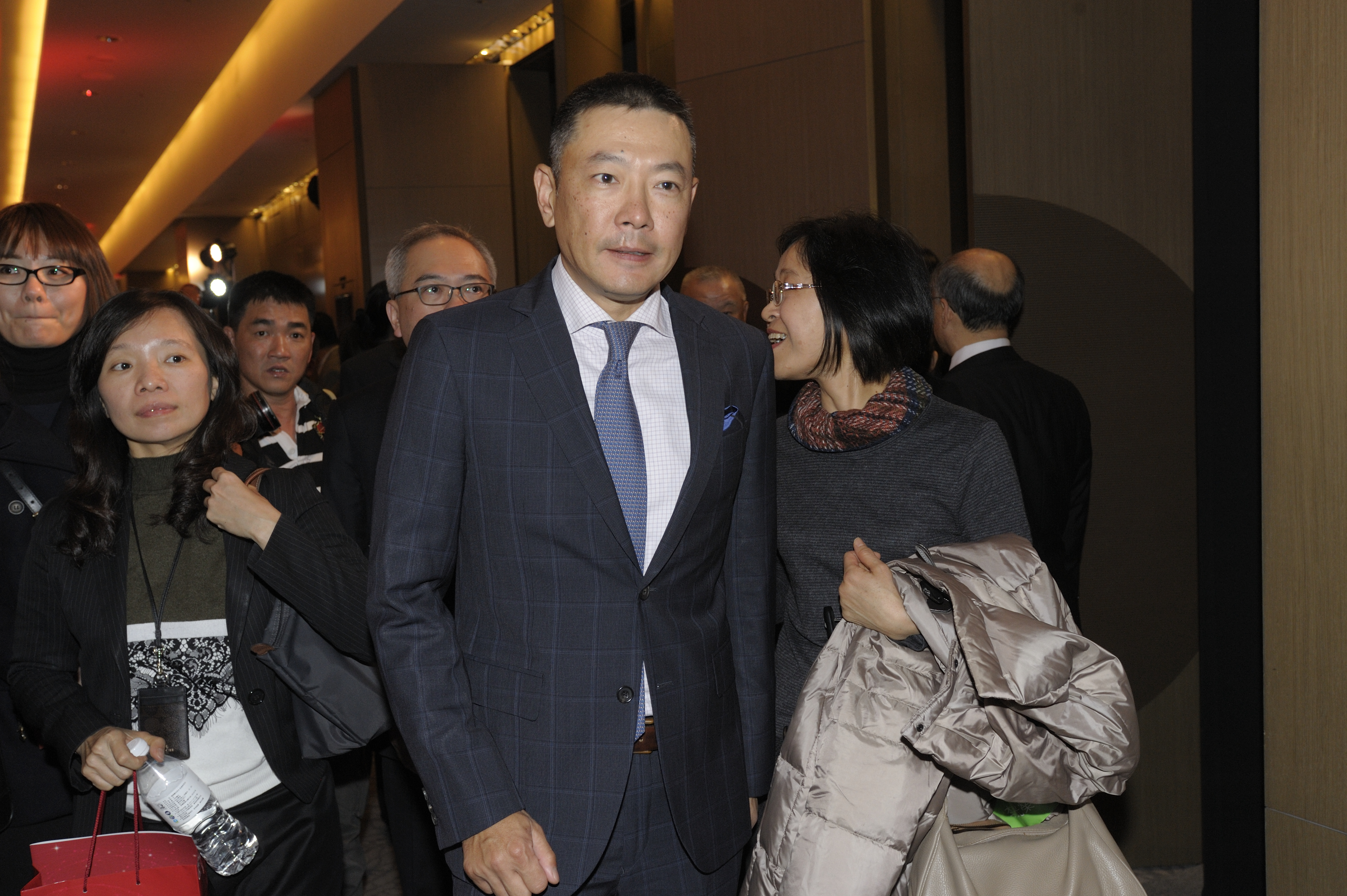 新光三越今天改選董座，吳東興次子、新光三越總經理吳昕陽兼任副董事長。