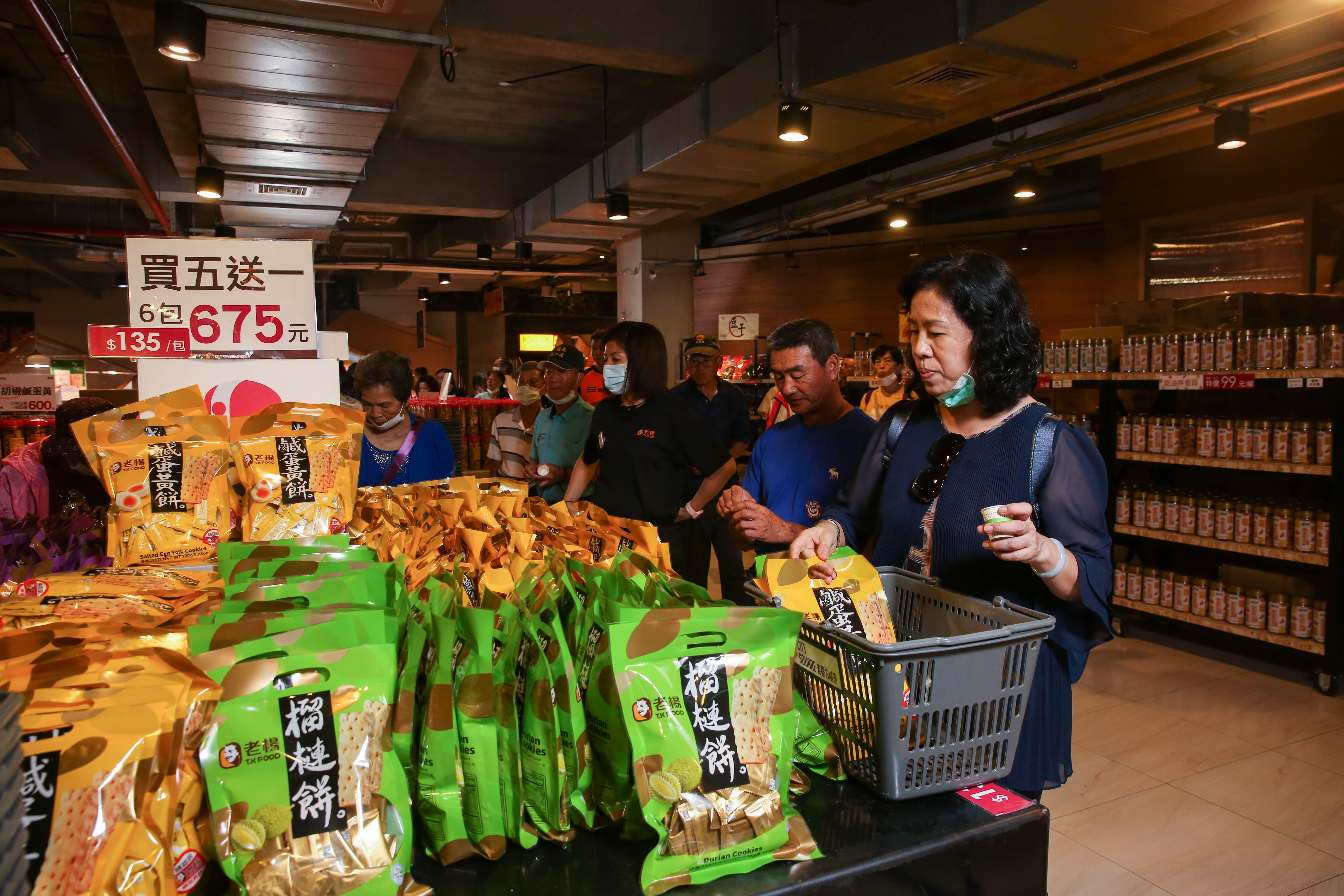 老楊食品觀光工廠近期恢復景氣，平日也湧進報復性消費人潮。
