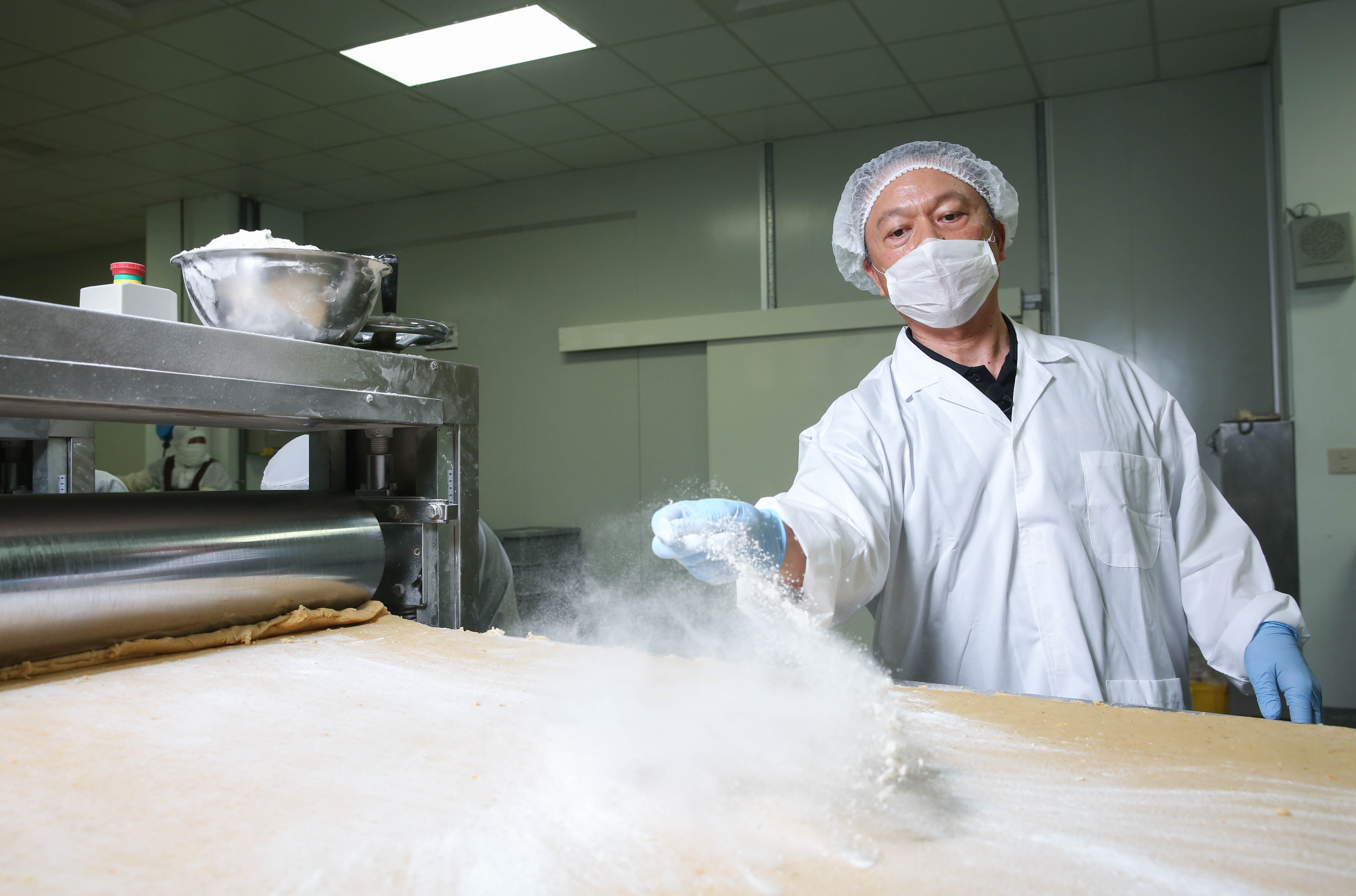 早期方塊酥為全人工製作，戴大可常做到肩膀酸痛。