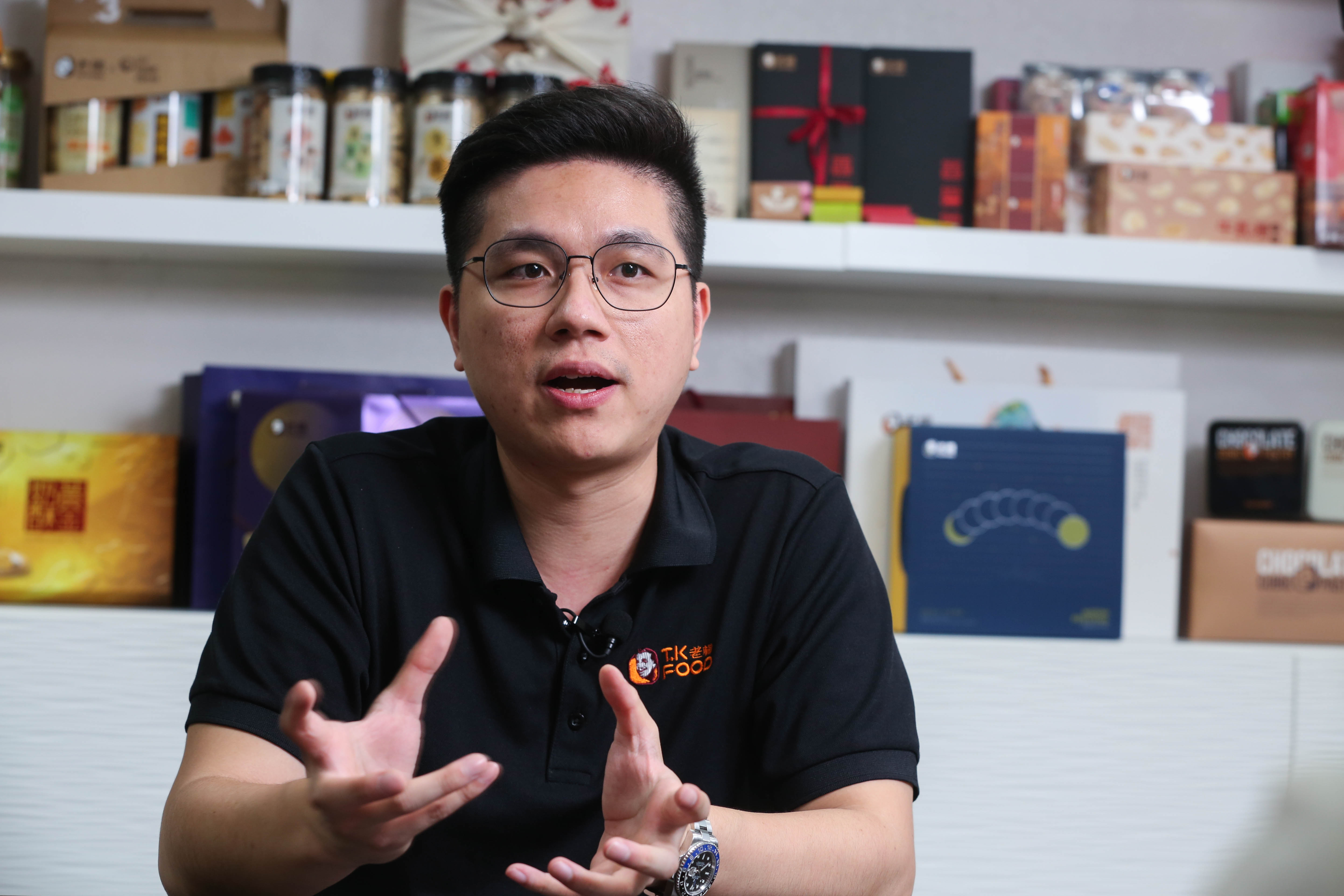 老楊第二代戴硯當過烘焙學徒，因此將蛋黃酥的鹹蛋黃元素，融入方塊酥，引起潮流。