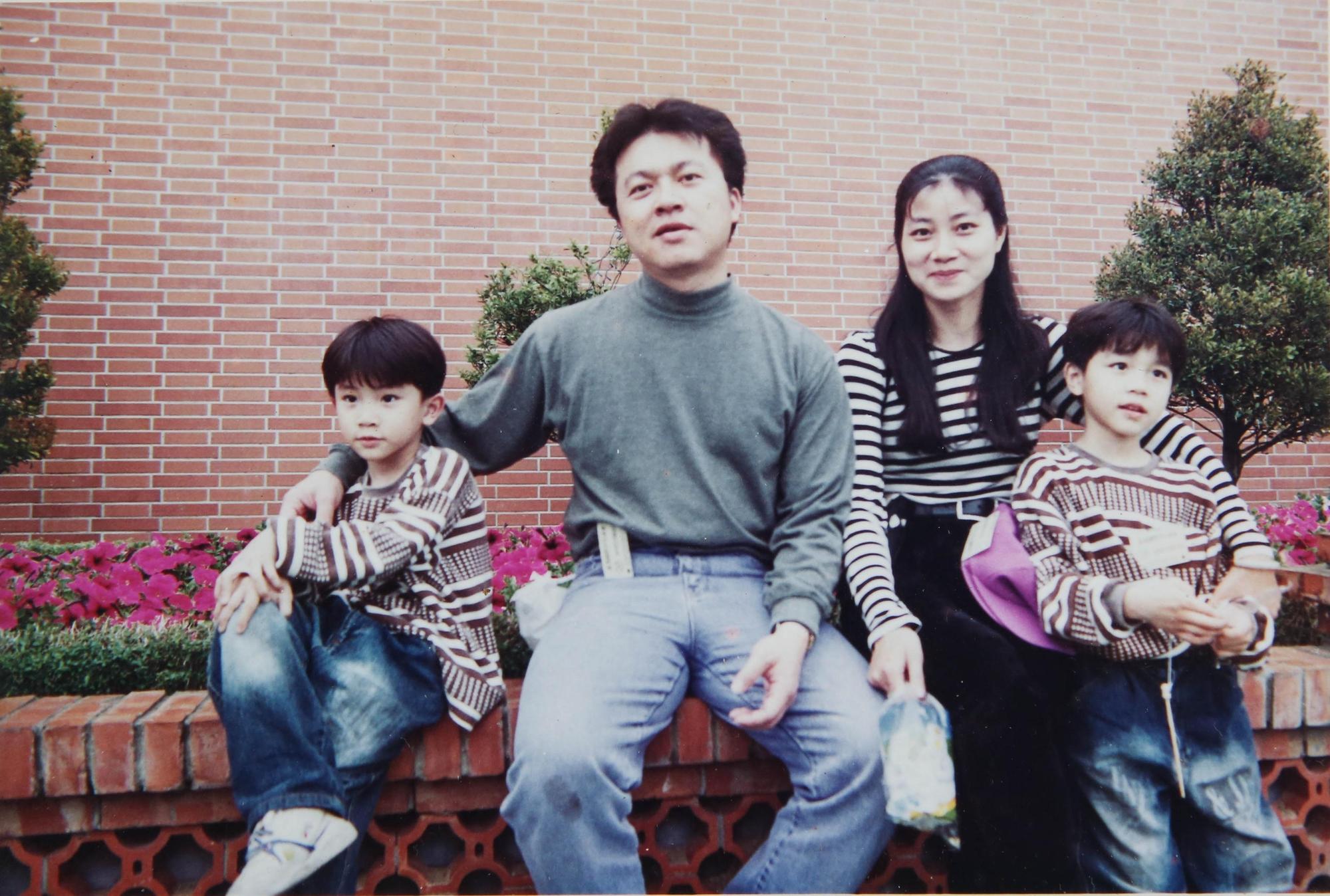 婚前異性緣佳的戴大可（左2）被校花太太（右2）收服，他認為有點距離反而更能維繫感情。（戴大可提供）