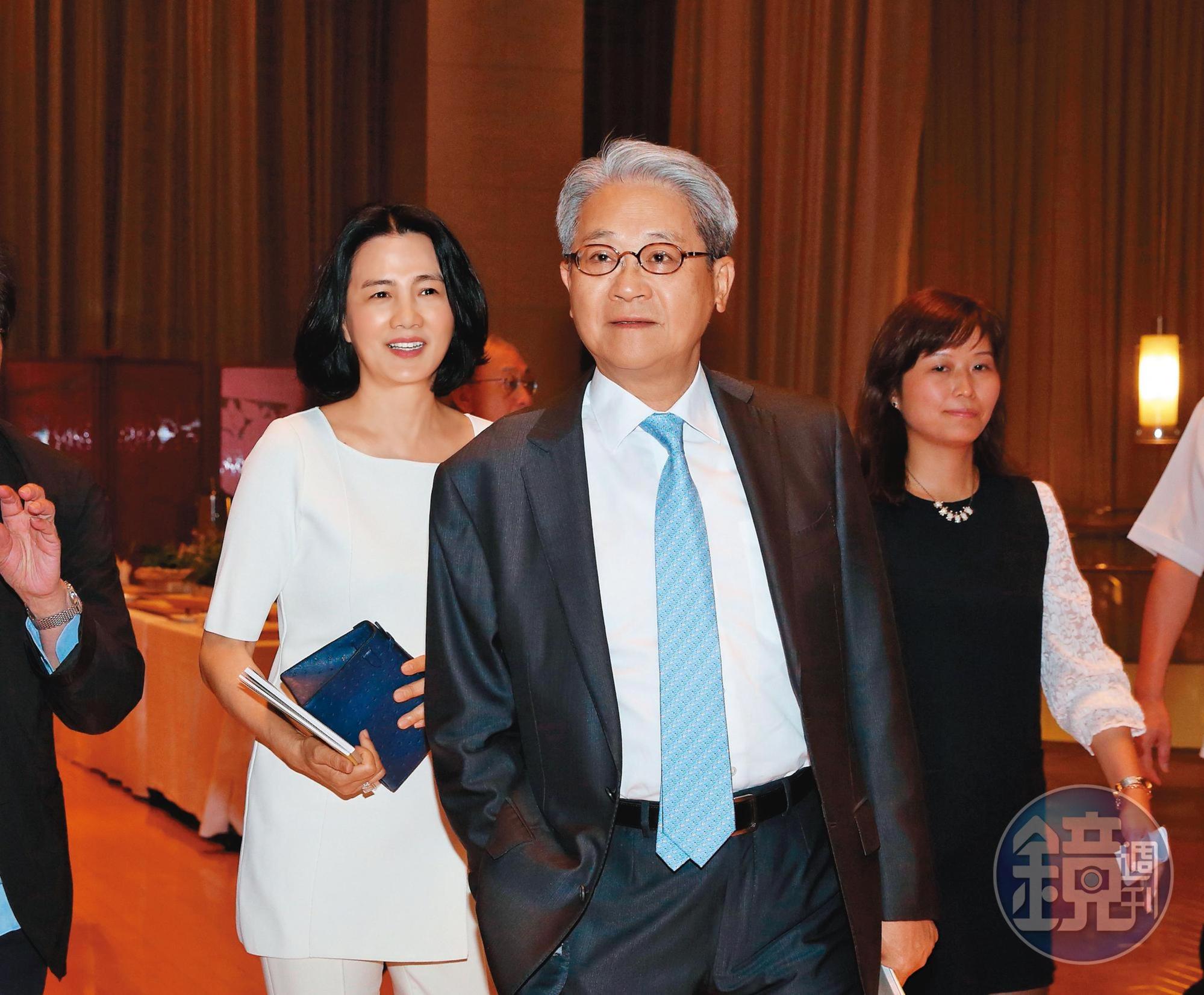 台新金董座吳東亮（中）拿保德信換彰銀，被外界稱為是划算的交易。