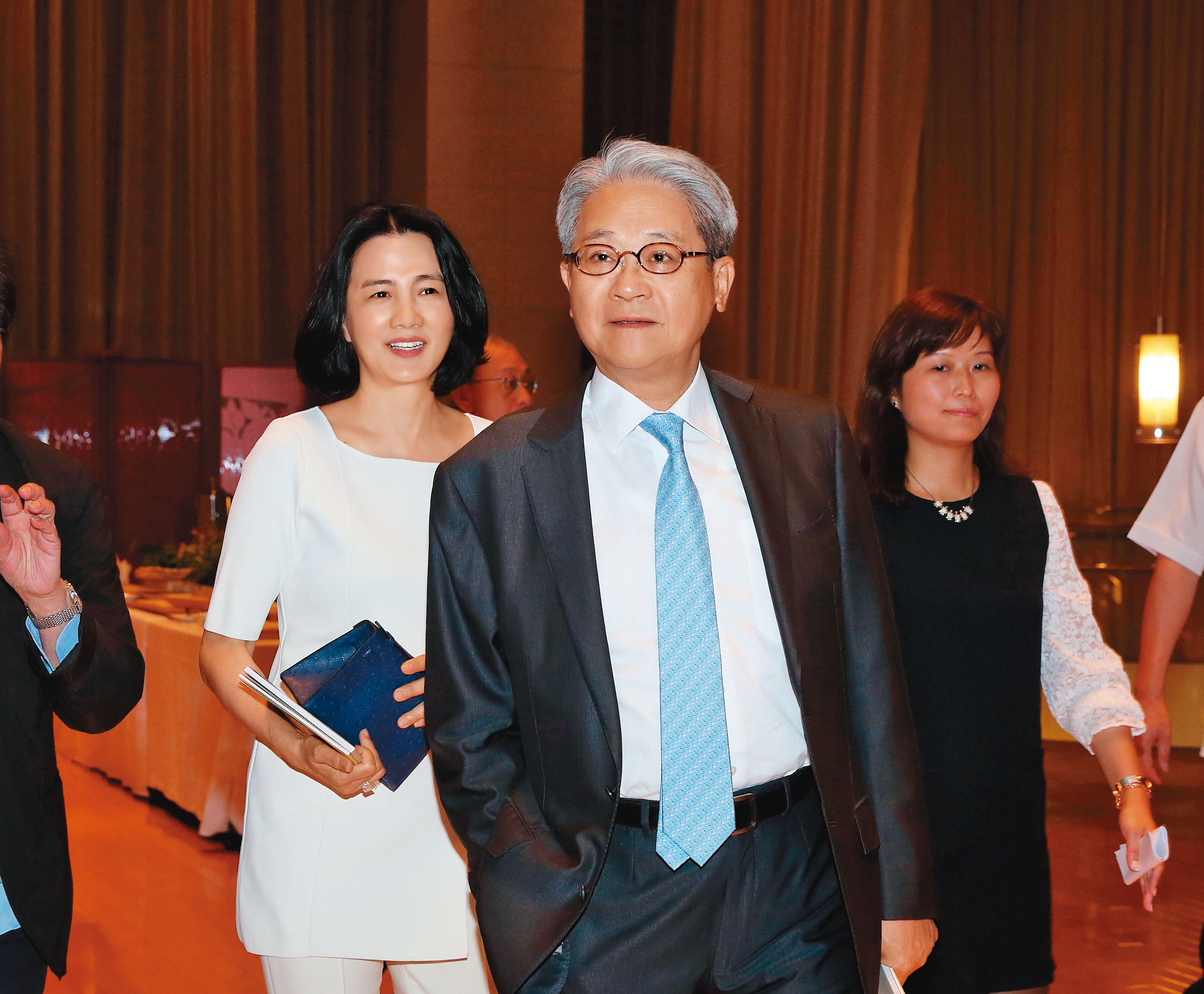 台新金董座吳東亮（中）拿保德信換彰銀，被外界稱為是划算的交易。