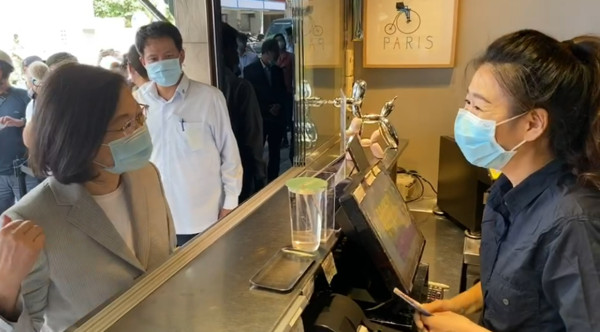 海軍因緊急出任務而無法領取已預訂的飲料，但店家並不在意，反而力挺國軍保家衛國。（總統府提供）