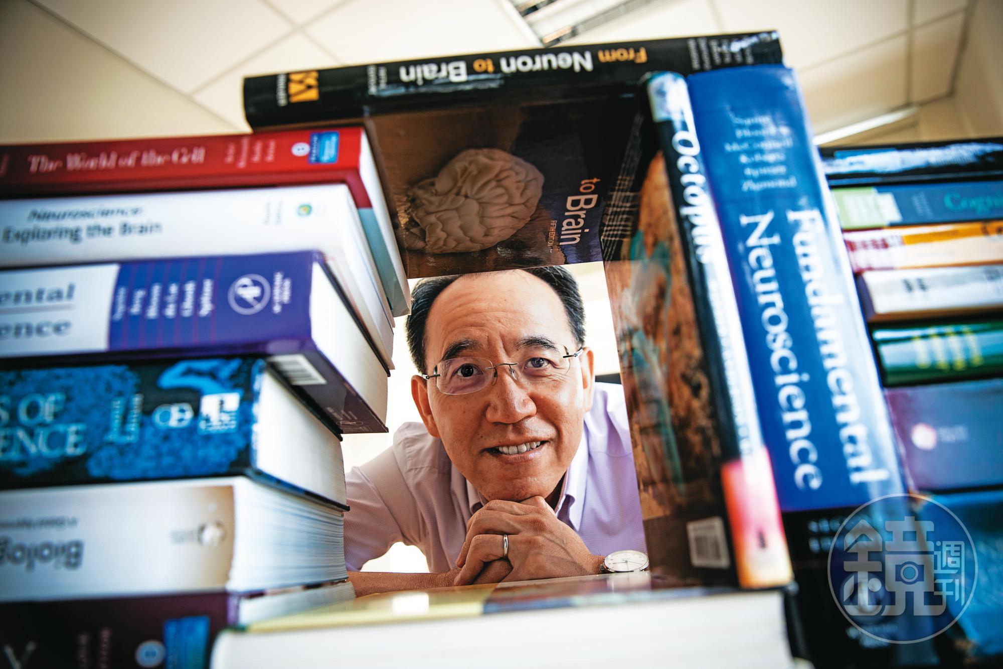 焦傳金是神經科學家,也是清大極受學生歡迎的老師,對教學十分用心。