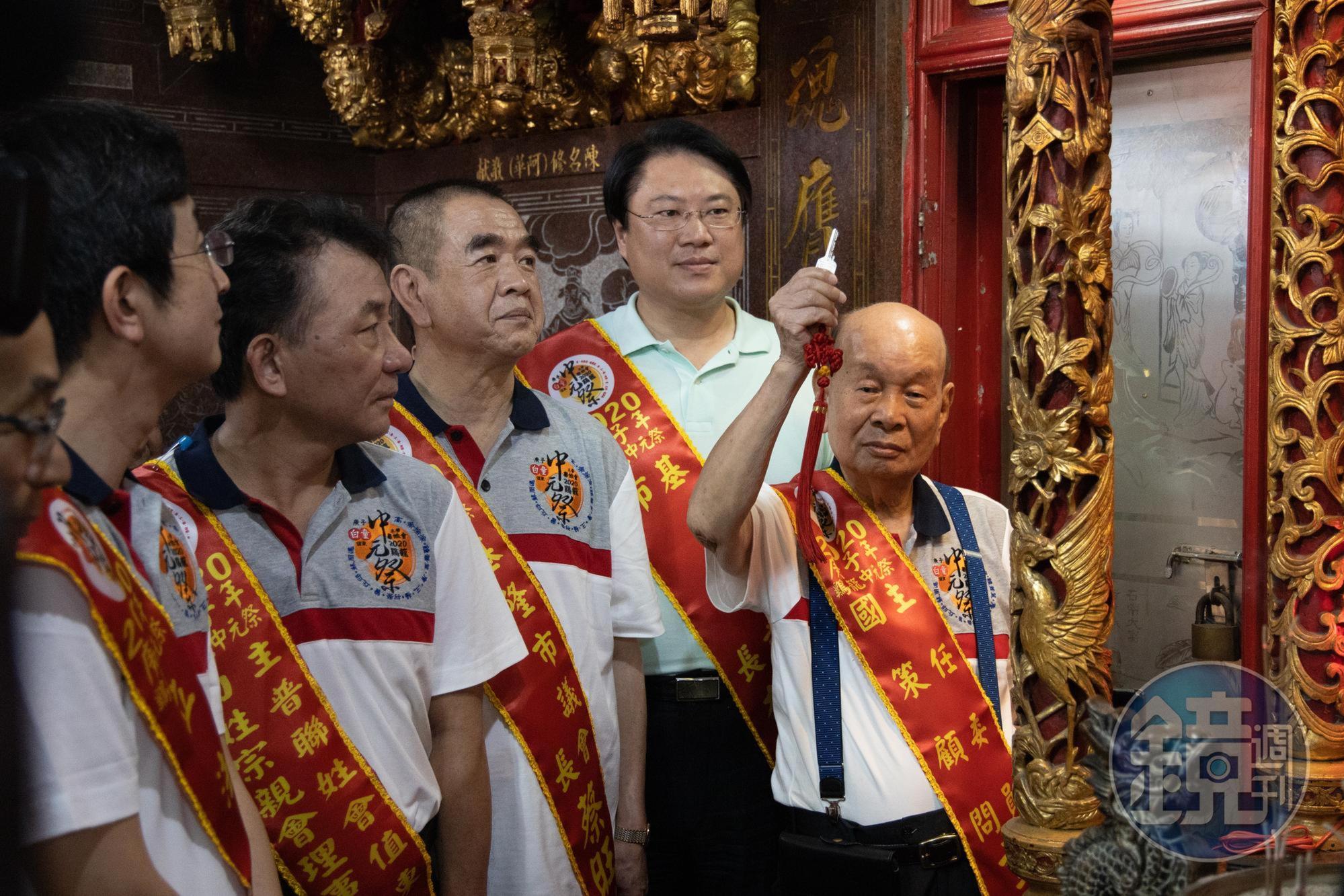 高齡94歲的童姓宗親會主委童永，拿著鑰匙準備打開龕門。