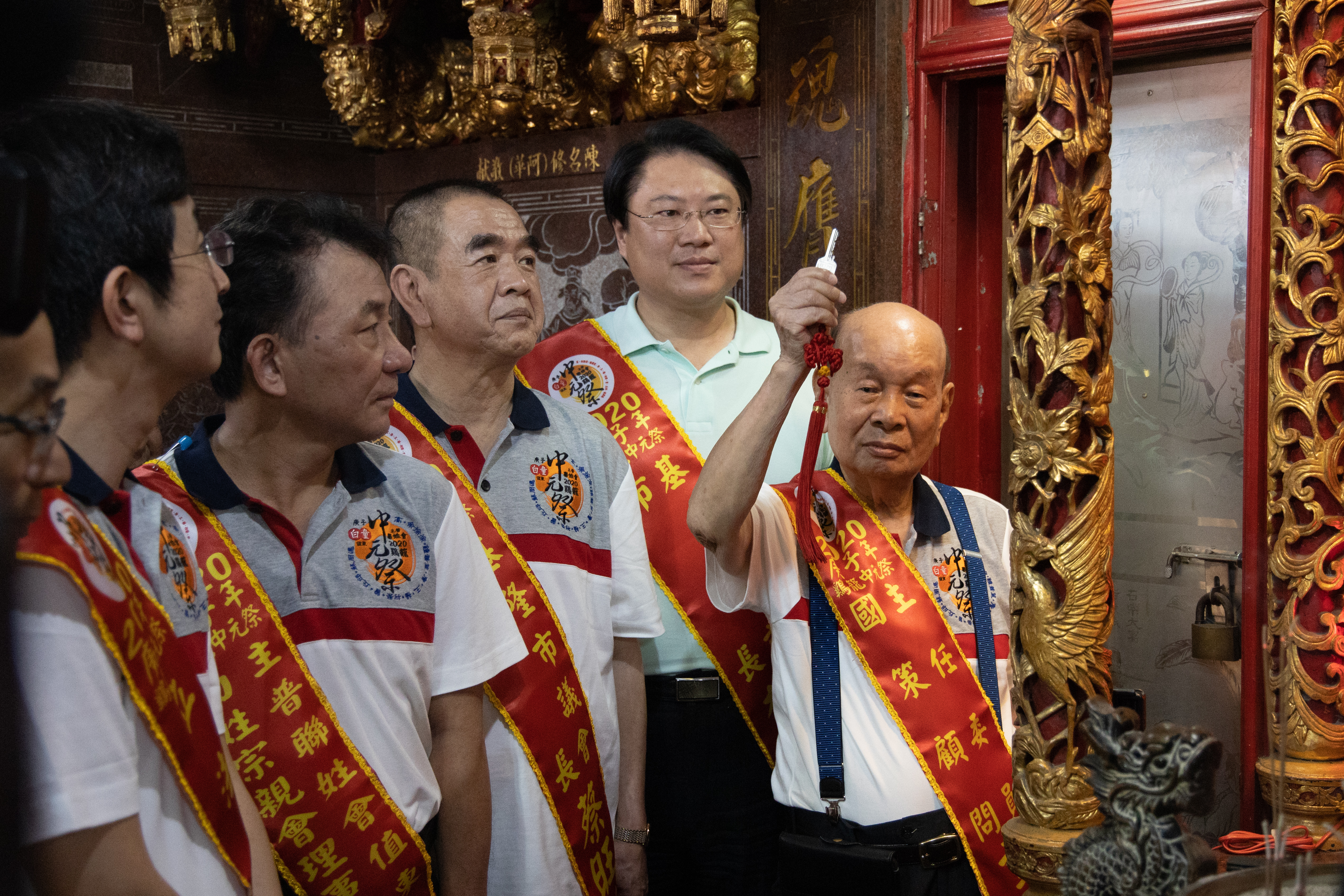 高齡94歲的童姓宗親會主委童永，拿著鑰匙準備打開龕門。