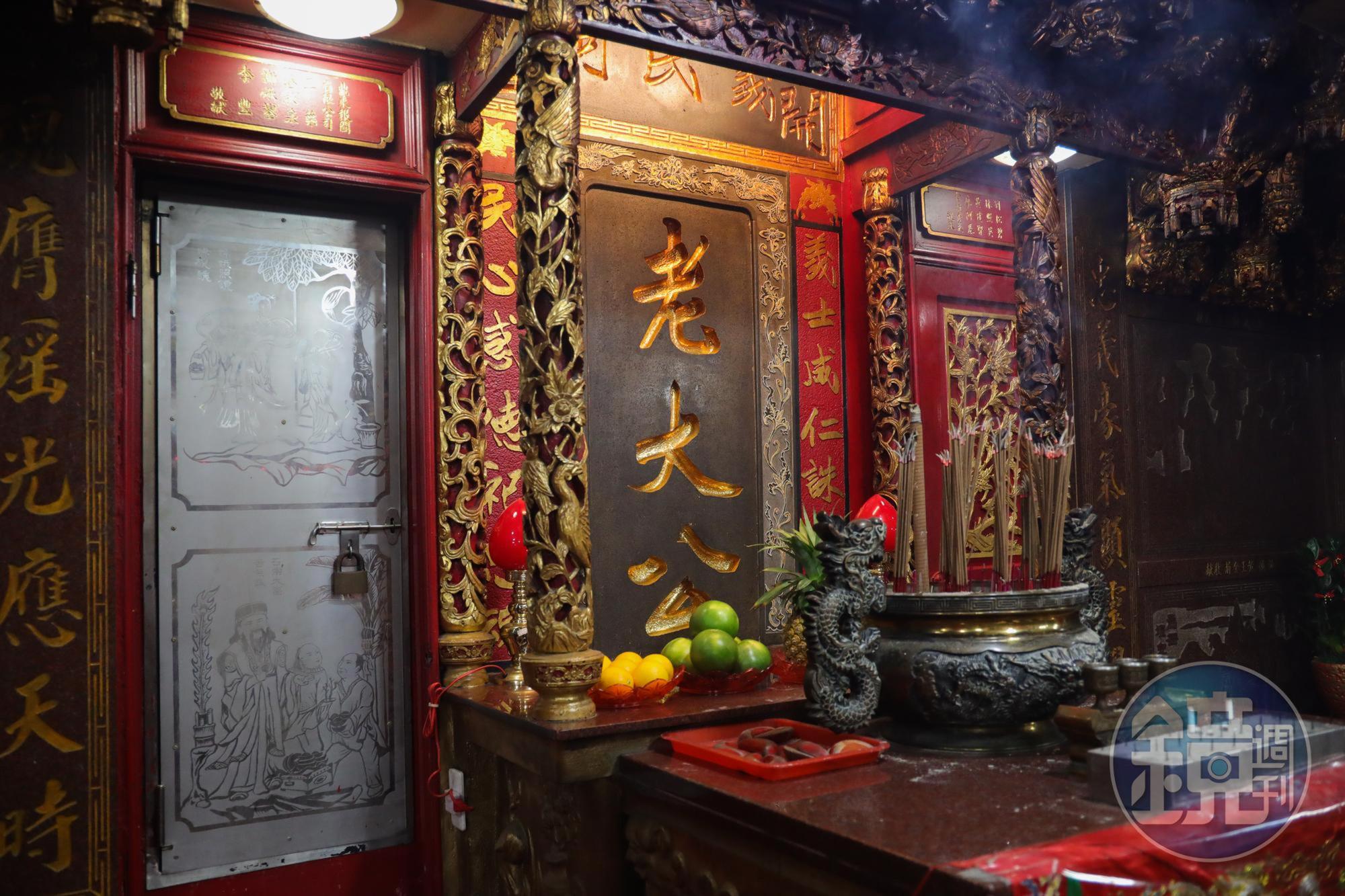 老大公龕門已經關上，代表今年雞隆中元祭正式結束。