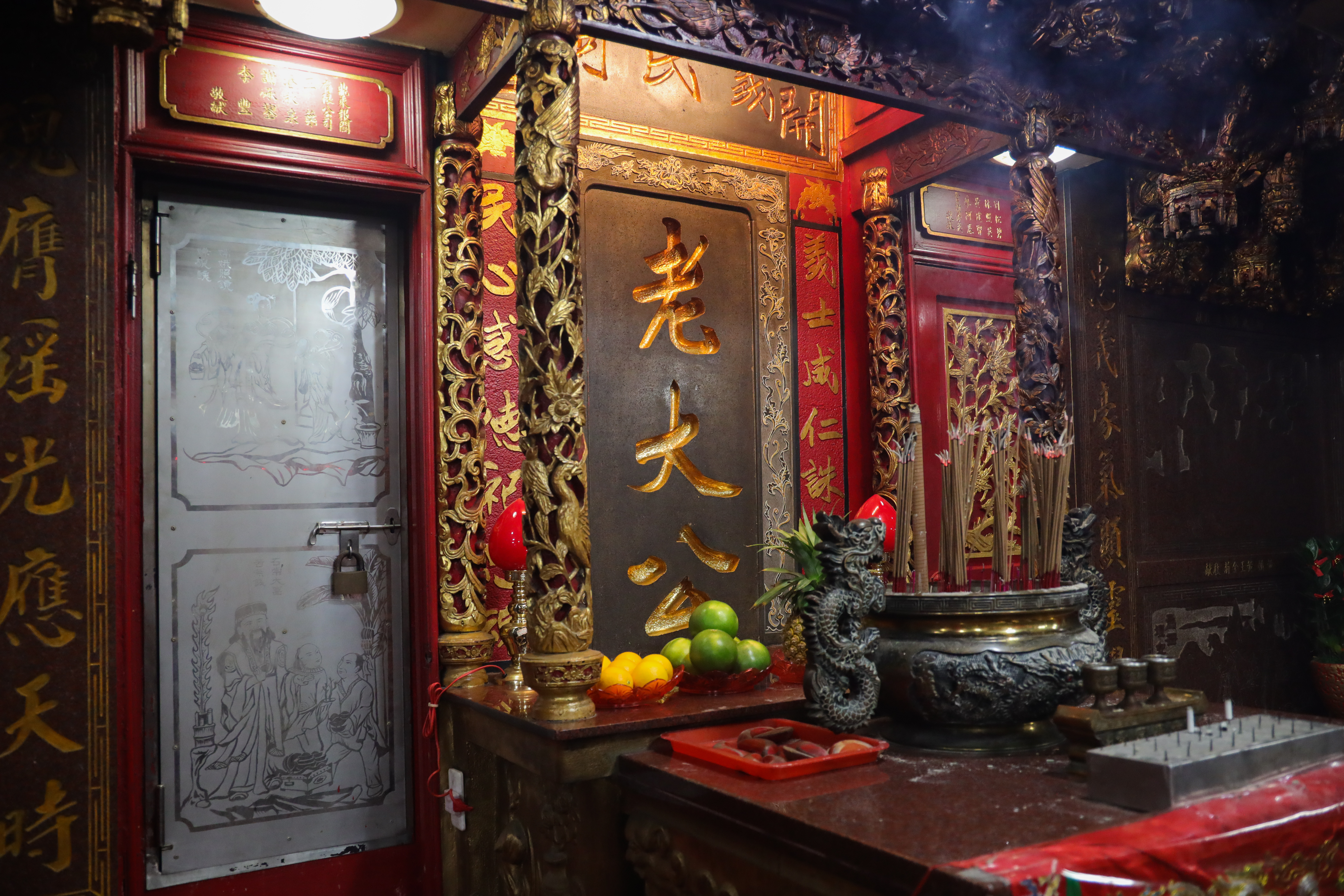 老大公龕門已經關上，代表今年雞隆中元祭正式結束。