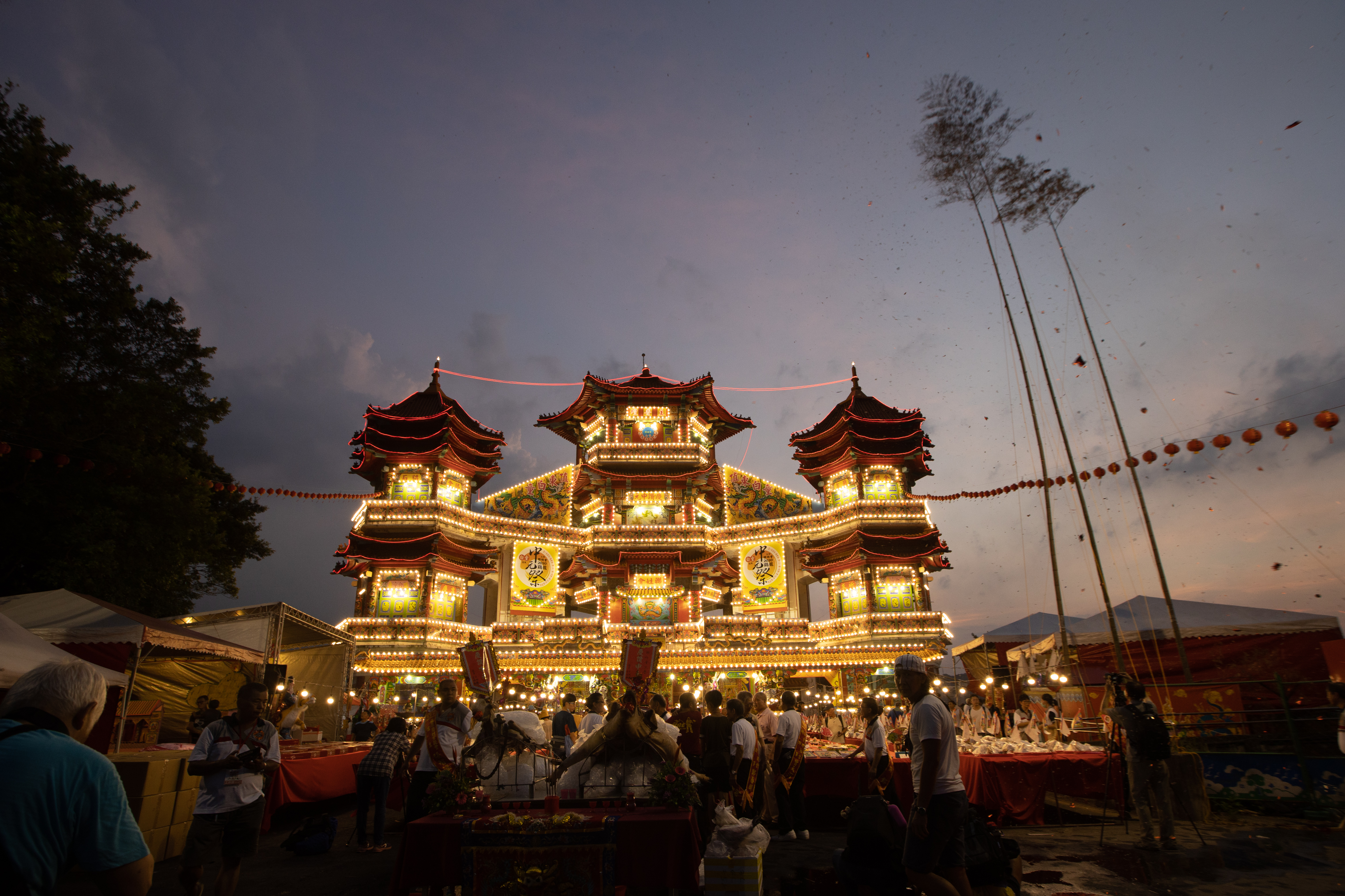 天燈篙日升夜降，傍晚6點過後燈篙上的旗幟與燈飾已經降下。