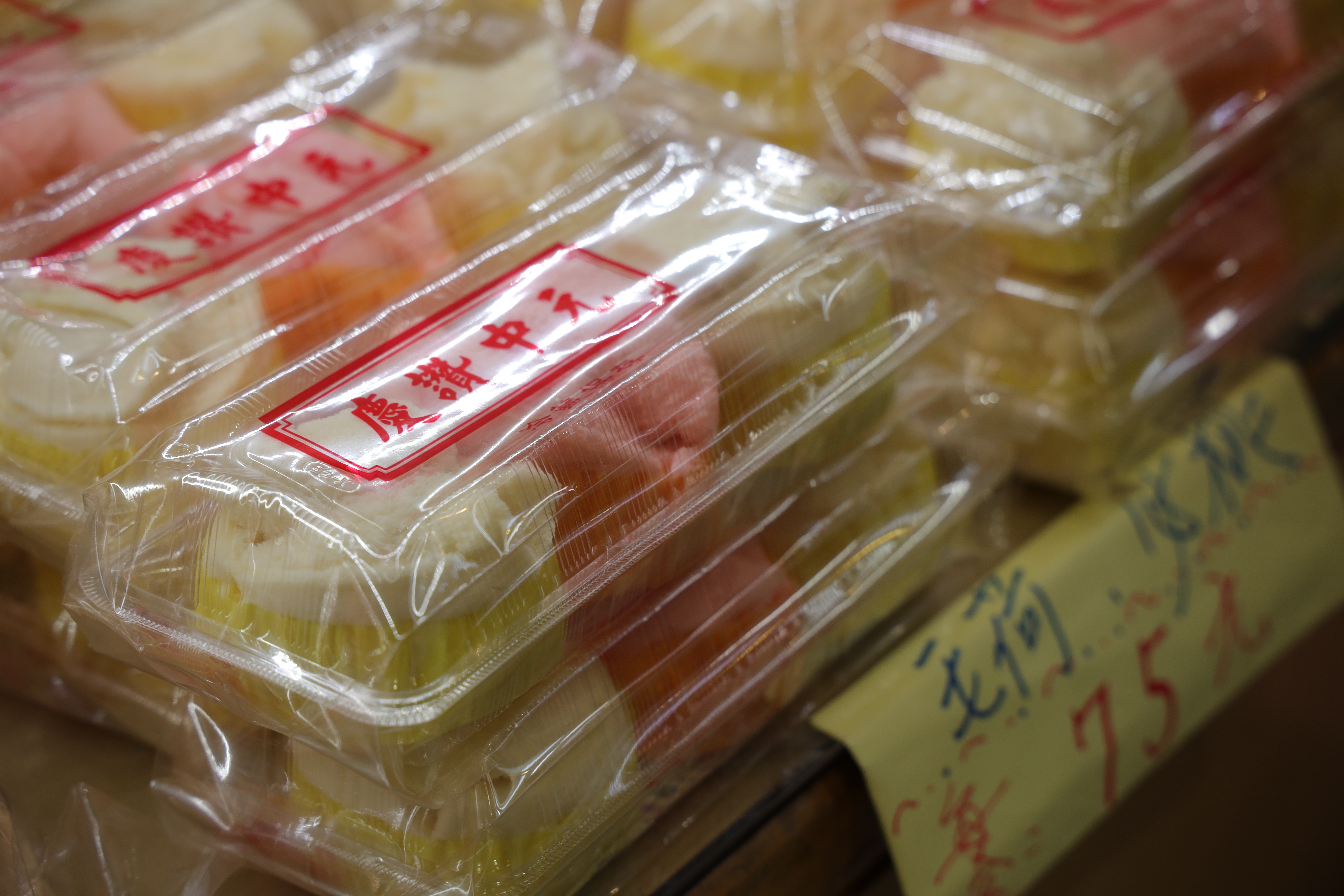 知名餅店連珍在中元祭期間會販售期間限定的必桃、毛荷與糕仔。