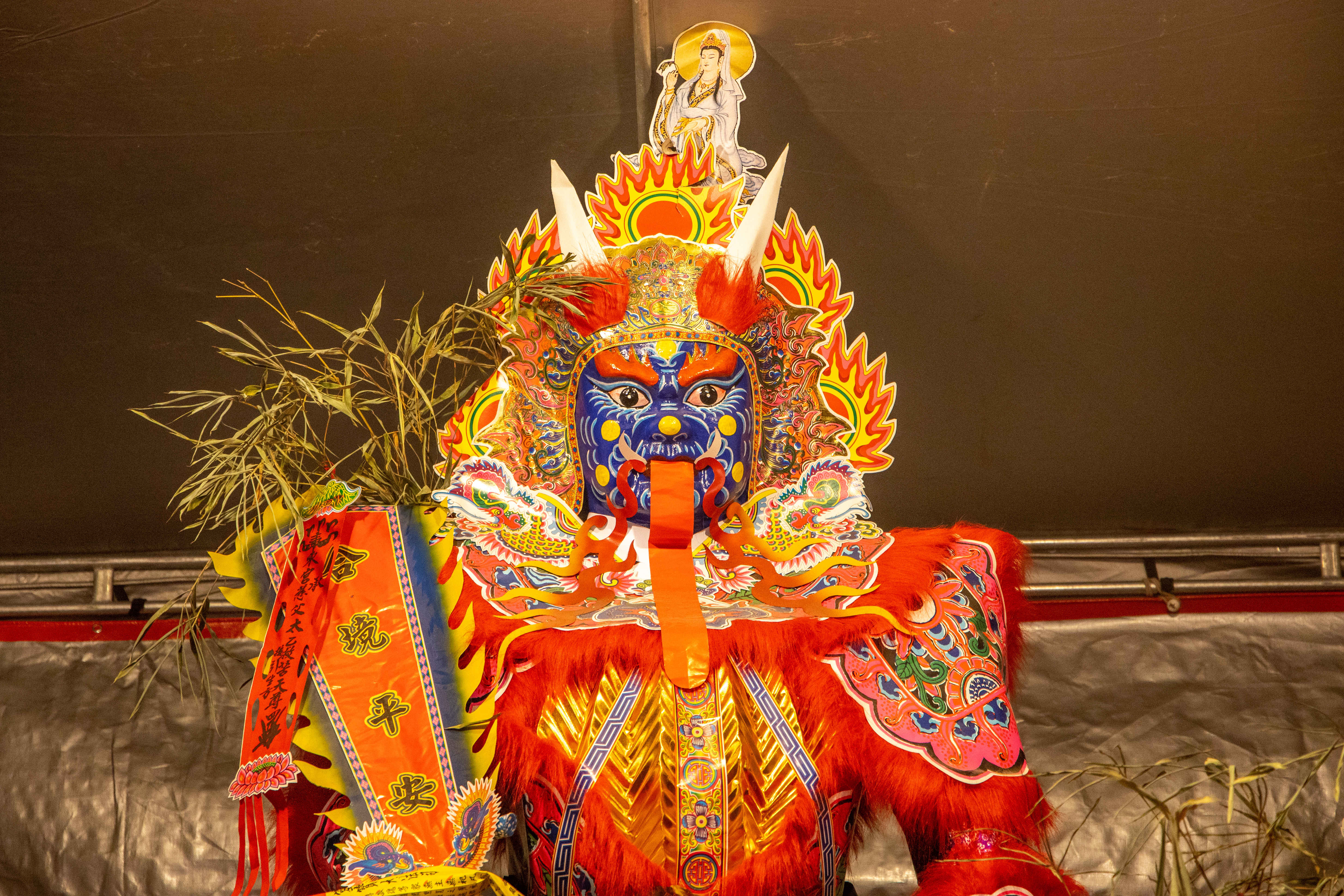 大士爺只有7月才會出現，他用手上的令牌與招魂幡掌控整個普度秩序。