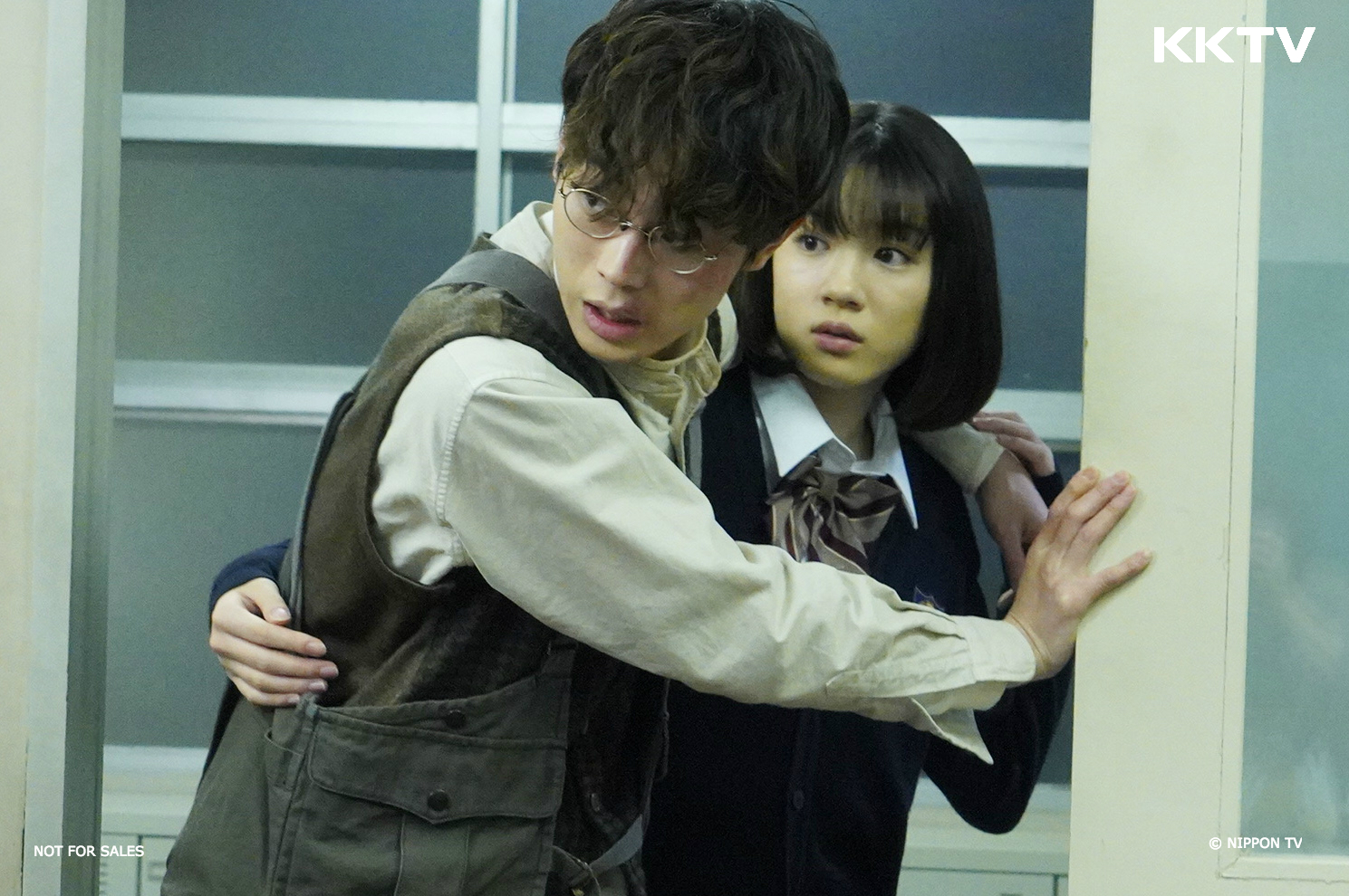 影帝菅田將暉（左）主演的《3年Ａ班–從此刻起，大家都是我的人質》播出後佳評如潮。（KKTV提供）