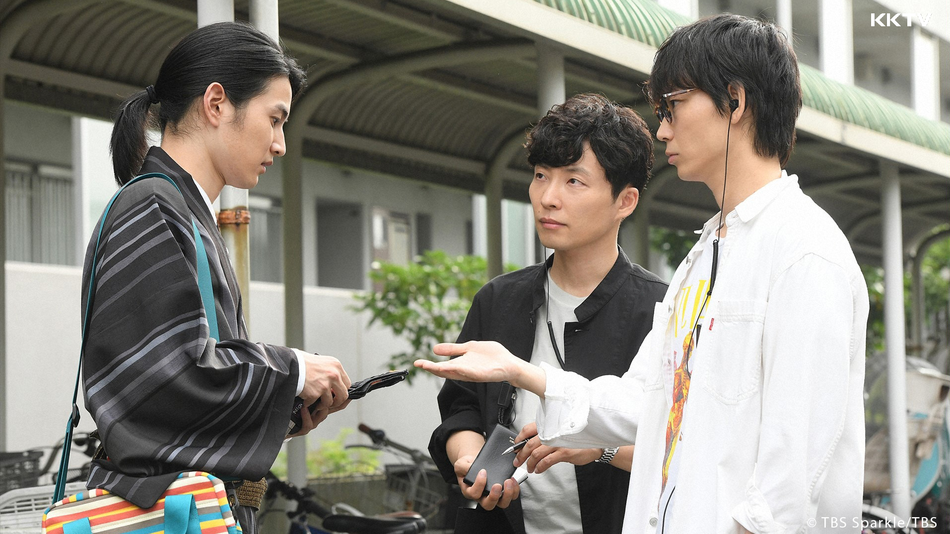 綾野剛（右）和星野源（中）主演的《MIU404》結局收視開出14.5%，風光收官。（KKTV提供）