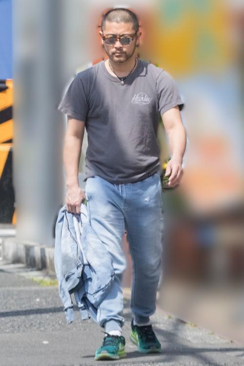 山口達也去年曾被拍到獨自生活的模樣。(網路圖片)