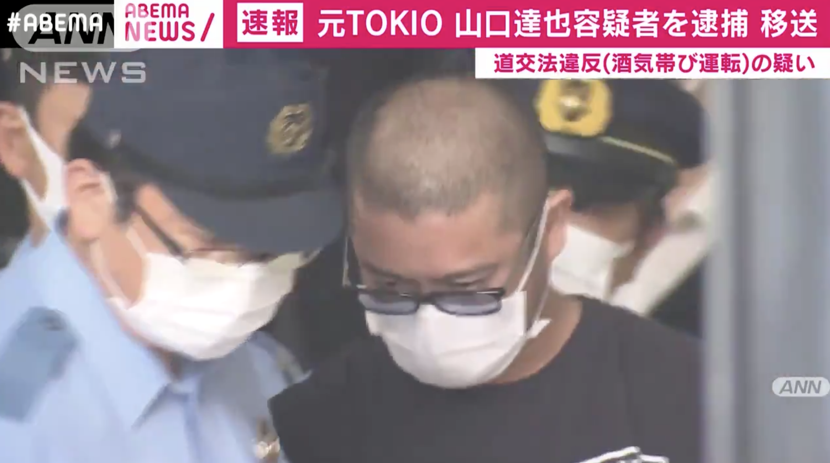 山口達也被捕時低頭不語。（網路圖片）