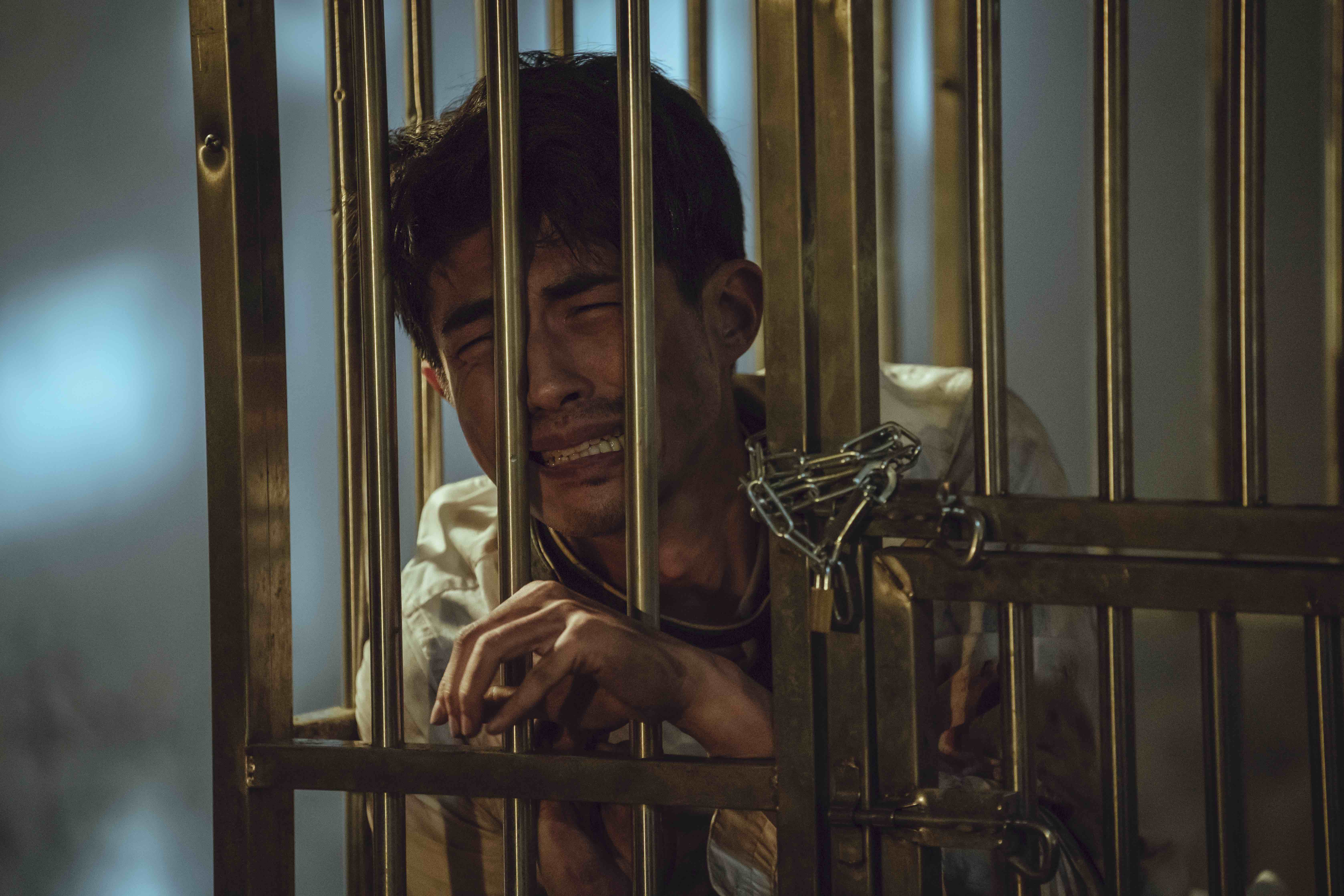 梁正群在《黑喵知情》劇中因為虐貓被關狗龍。（LINE TV提供）