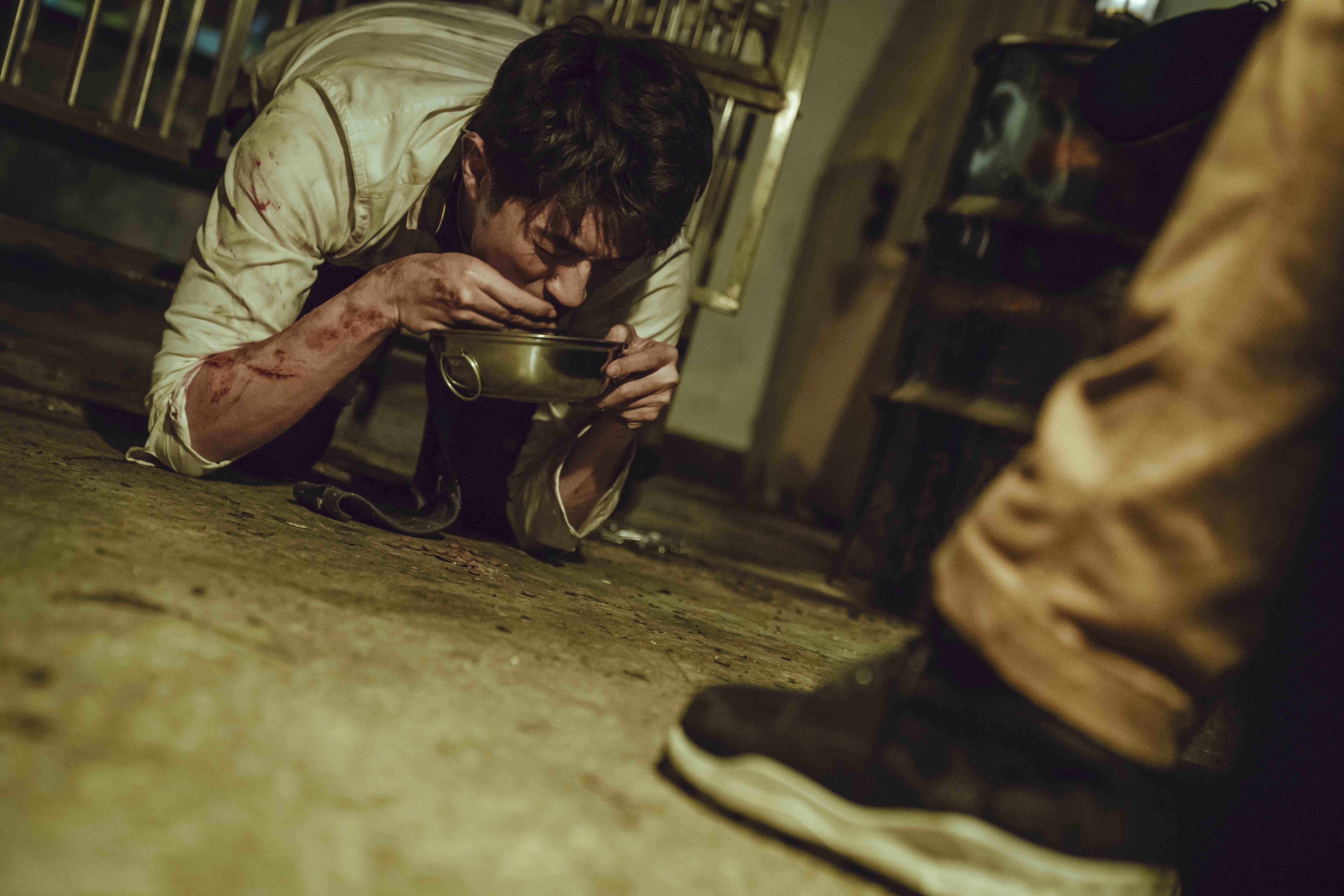 梁正群假領養真虐貓，王家梁動私刑關狗籠逼吃狗糧。（LINE TV提供）