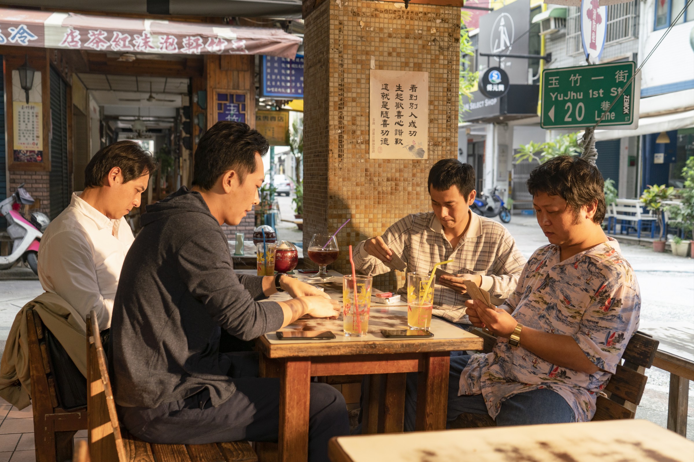 《同學麥娜絲》的故事內容來自導演黃信堯和高中同學的情誼與人生經歷，還有學生時期在泡沫紅茶店刁牌的幹話。（甲上提供）