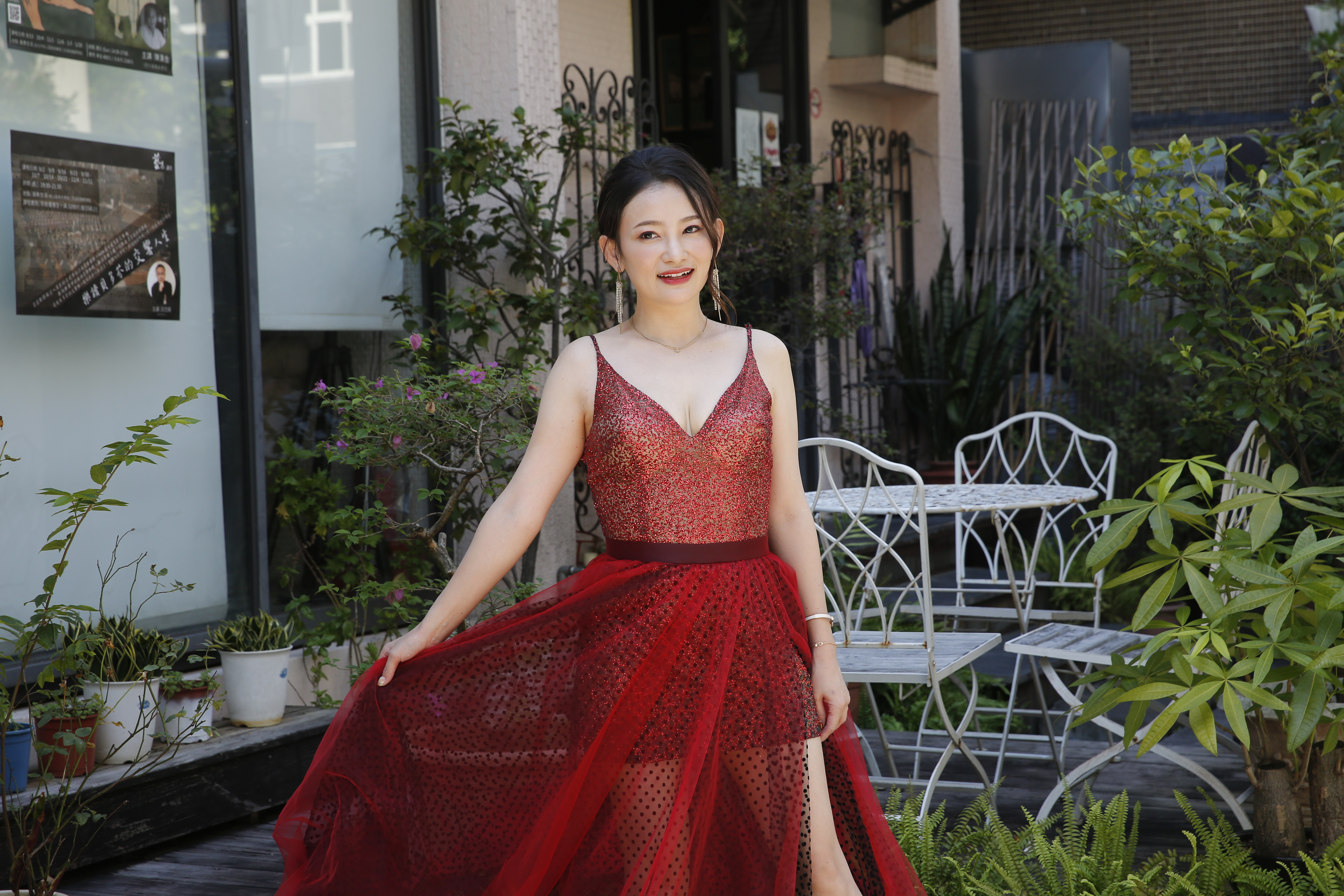 4度入圍金曲台語女歌手的張涵雅，為典禮試裝，爆乳現身，能露就露。