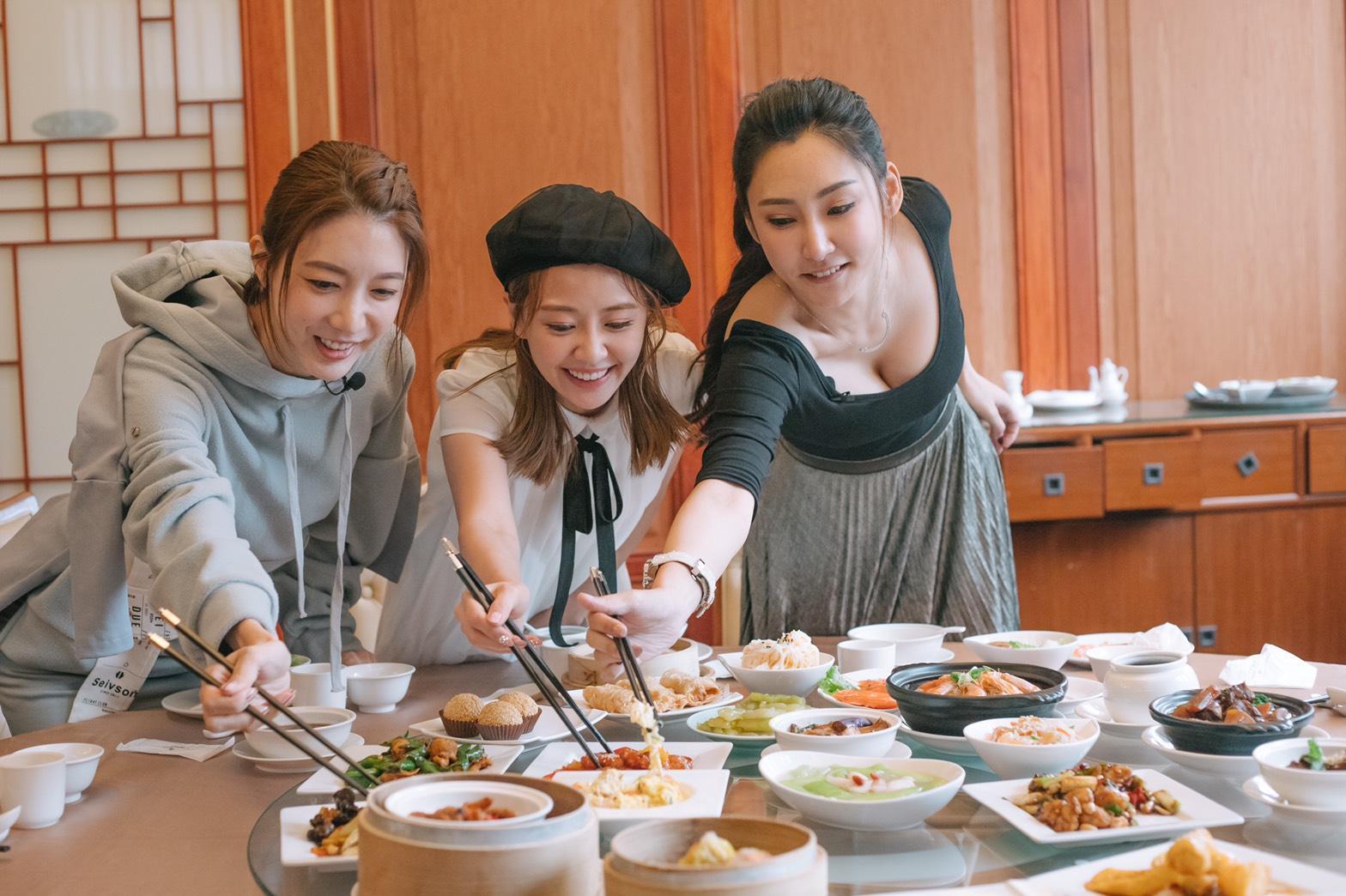 左起宋米蓁、賴薇如、徐瑋婷錄製《奇幻的旅程》節目，品嘗美食遭眾人圍觀。（翻攝自徐瑋婷IG）