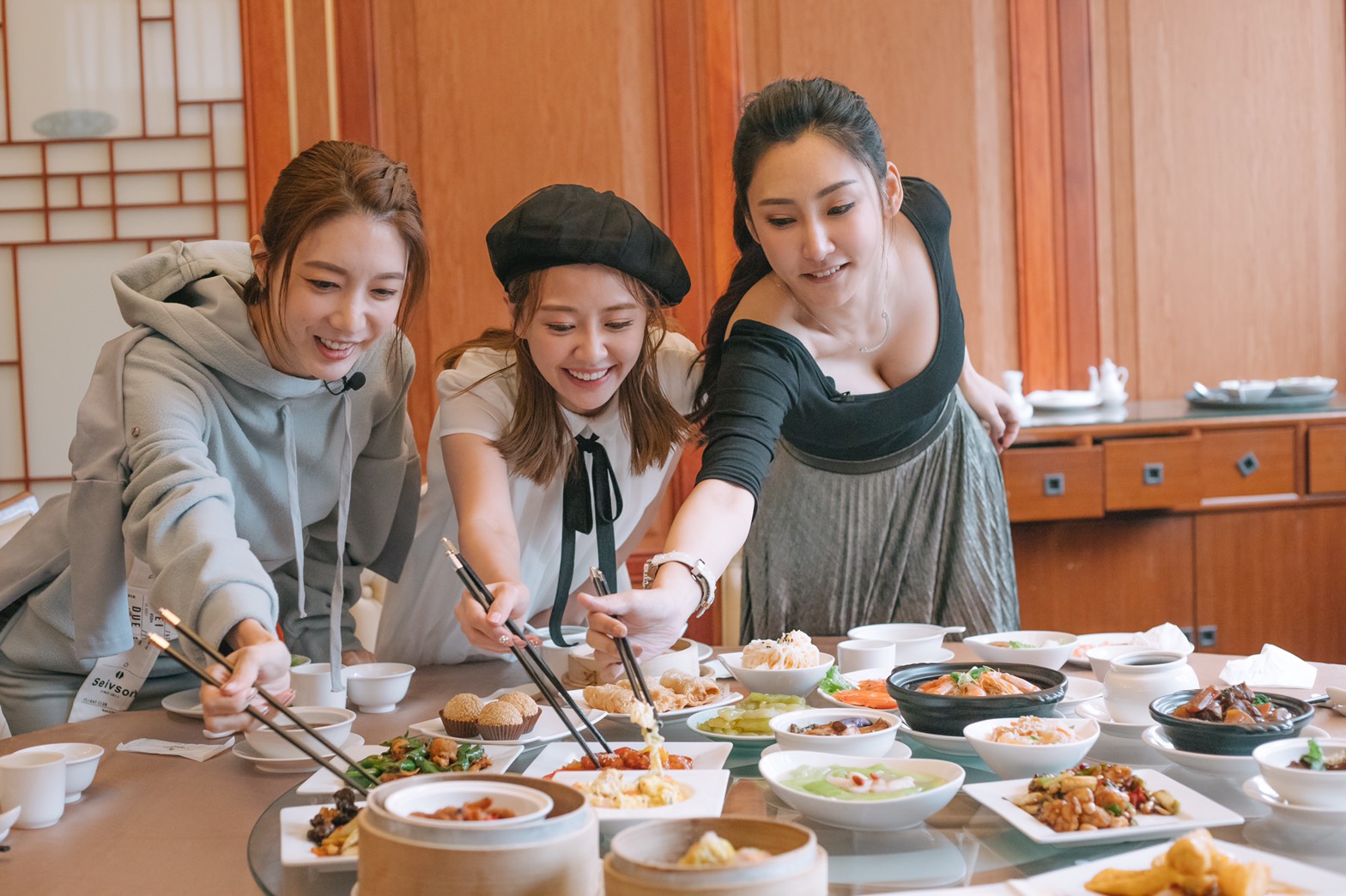 左起宋米蓁、賴薇如、徐瑋婷錄製《奇幻的旅程》節目,品嘗美食遭眾人圍觀。(翻攝自徐瑋婷IG)