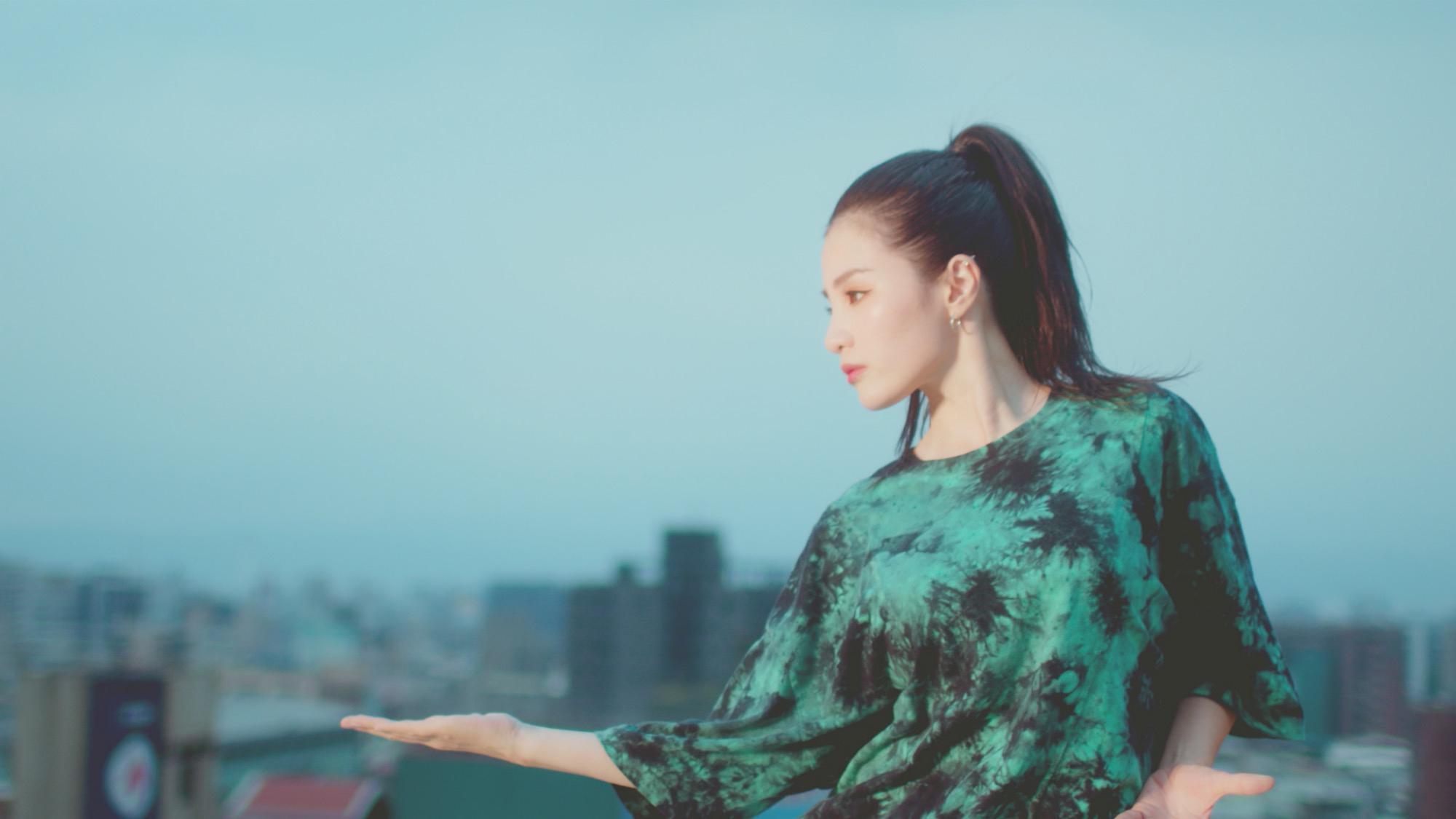 江靜拍新歌〈未來〉MV,展露現代舞技。(本色音樂提供)
