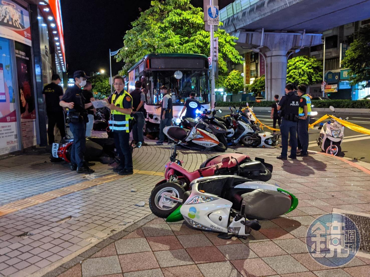台北市內湖路一段昨晚發生一起公車車禍，許姓駕駛疑似精神不濟，造成1名路人死亡、1名員警重傷。