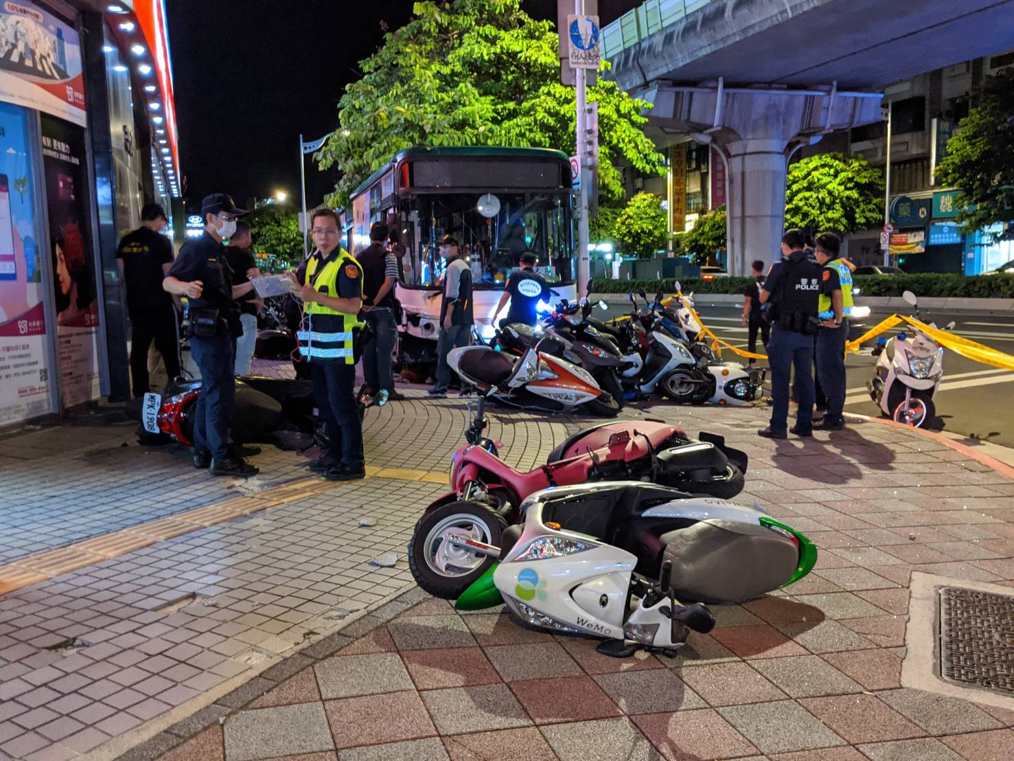 台北市內湖路一段昨晚發生一起公車車禍，許姓駕駛疑似精神不濟，造成1名路人死亡、1名員警重傷。
