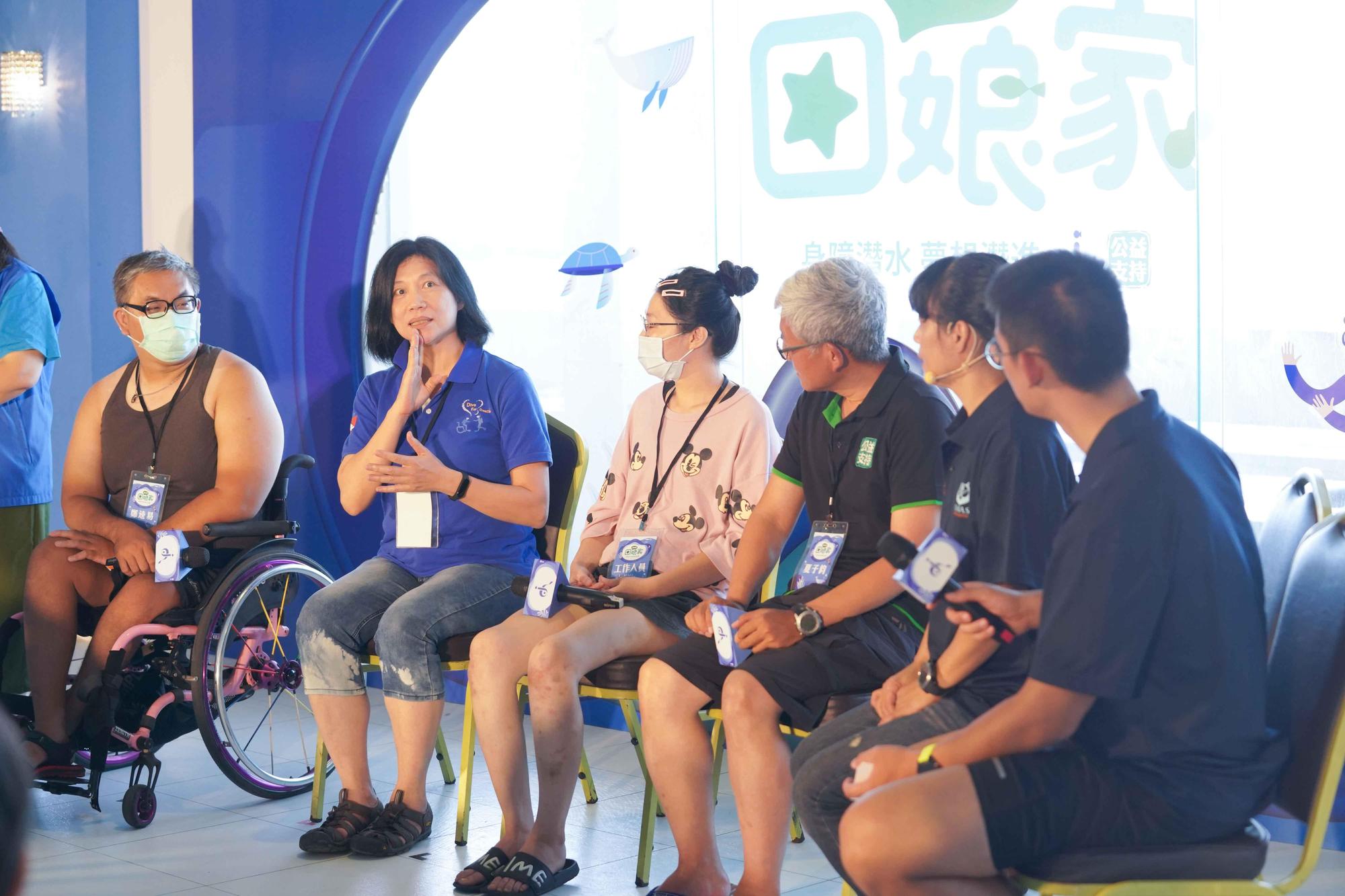 曾多次在DSD擔任手語翻譯的盧孫惠婷，總倍受學員們感動。