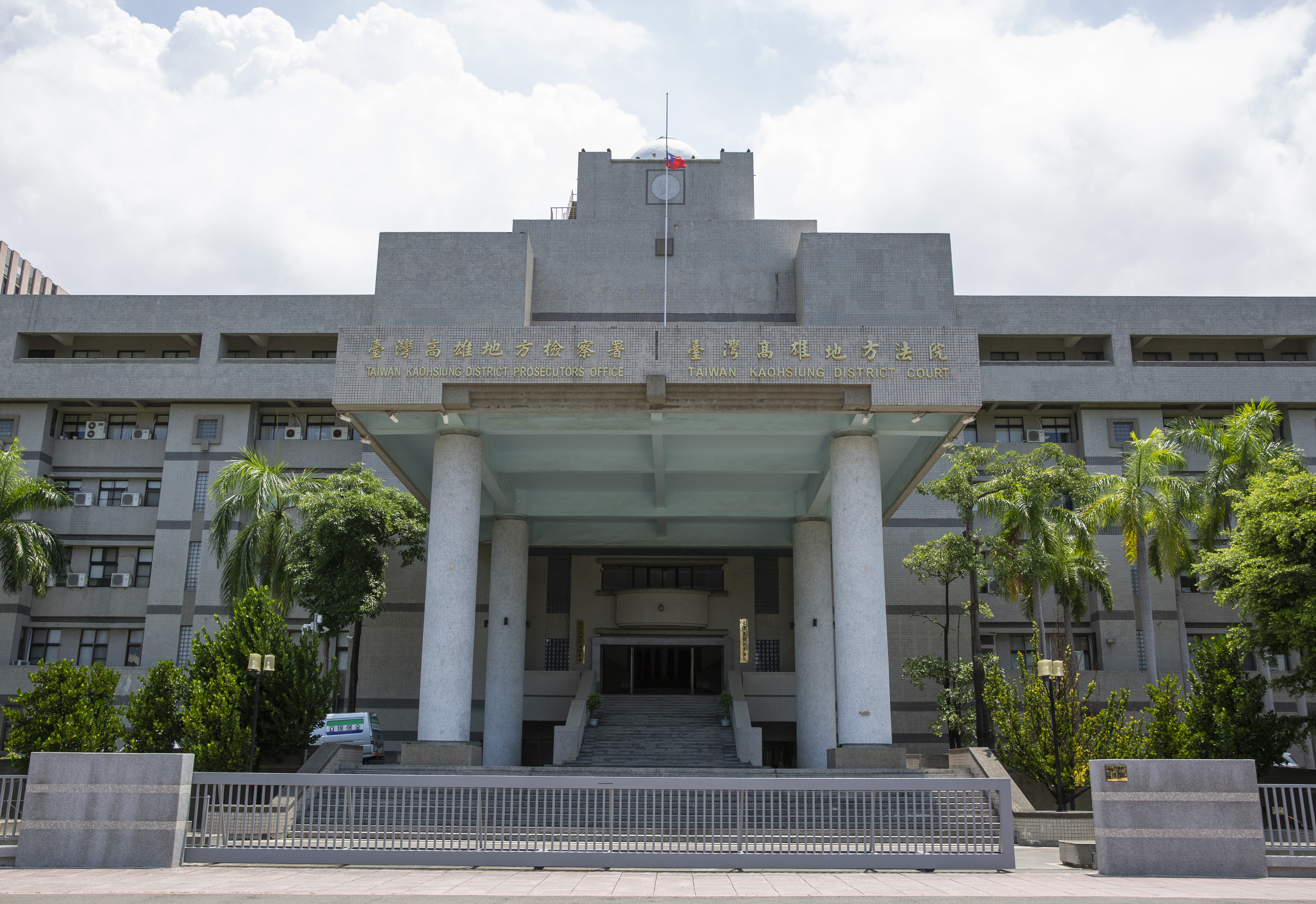 高雄地檢署外勤檢察官前往相驗，確認居家檢疫女子為燒炭自殺身亡。（資料照）