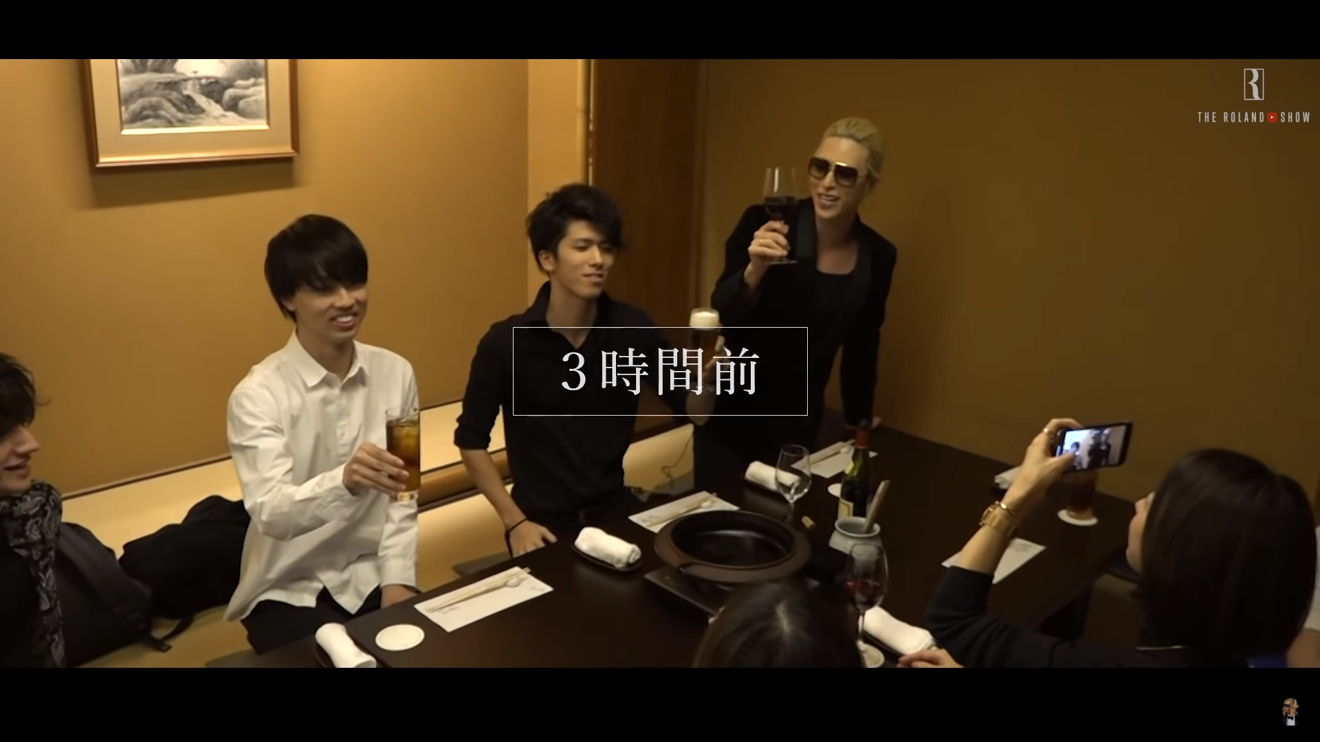 弟弟（中）笑起來靦腆，據他說法，女友不是吵著要見羅蘭德的那種女性。（翻攝自THE ROLAND SHOW YouTube頻道）