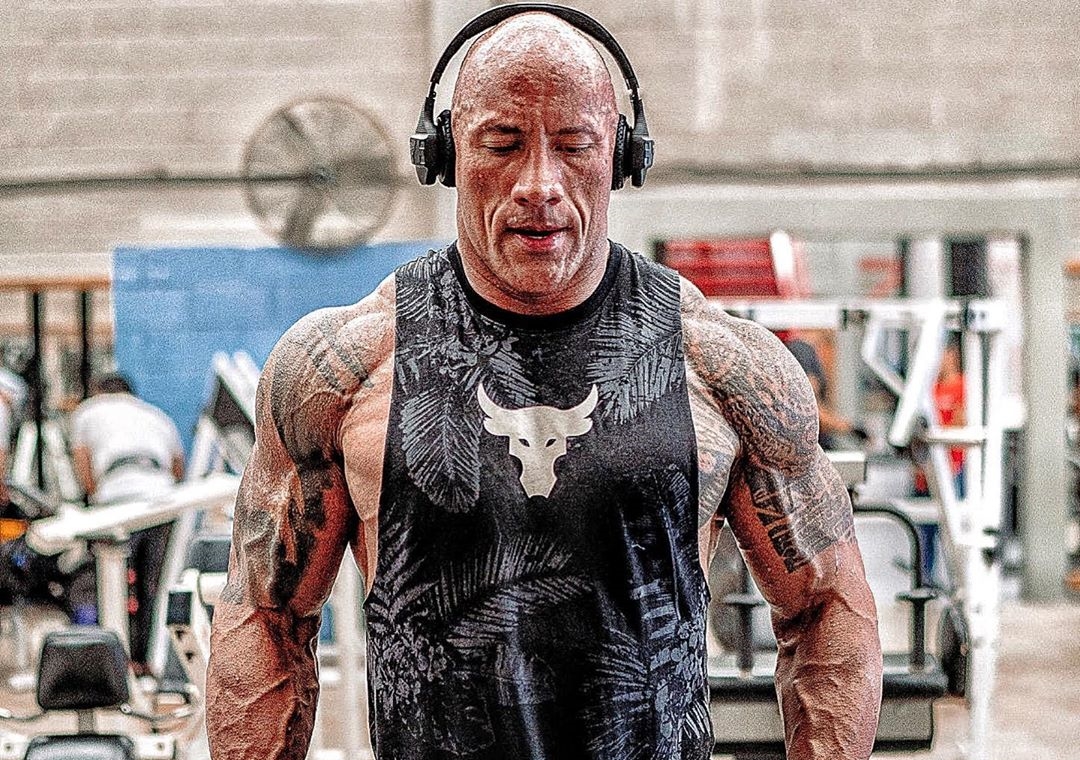 地表最強怪力男巨石強森雖然早前感染新冠病毒，卻無損其力量，日前「手撕」鐵閘門嚇傻維修人員。（翻攝自巨石強森IG）