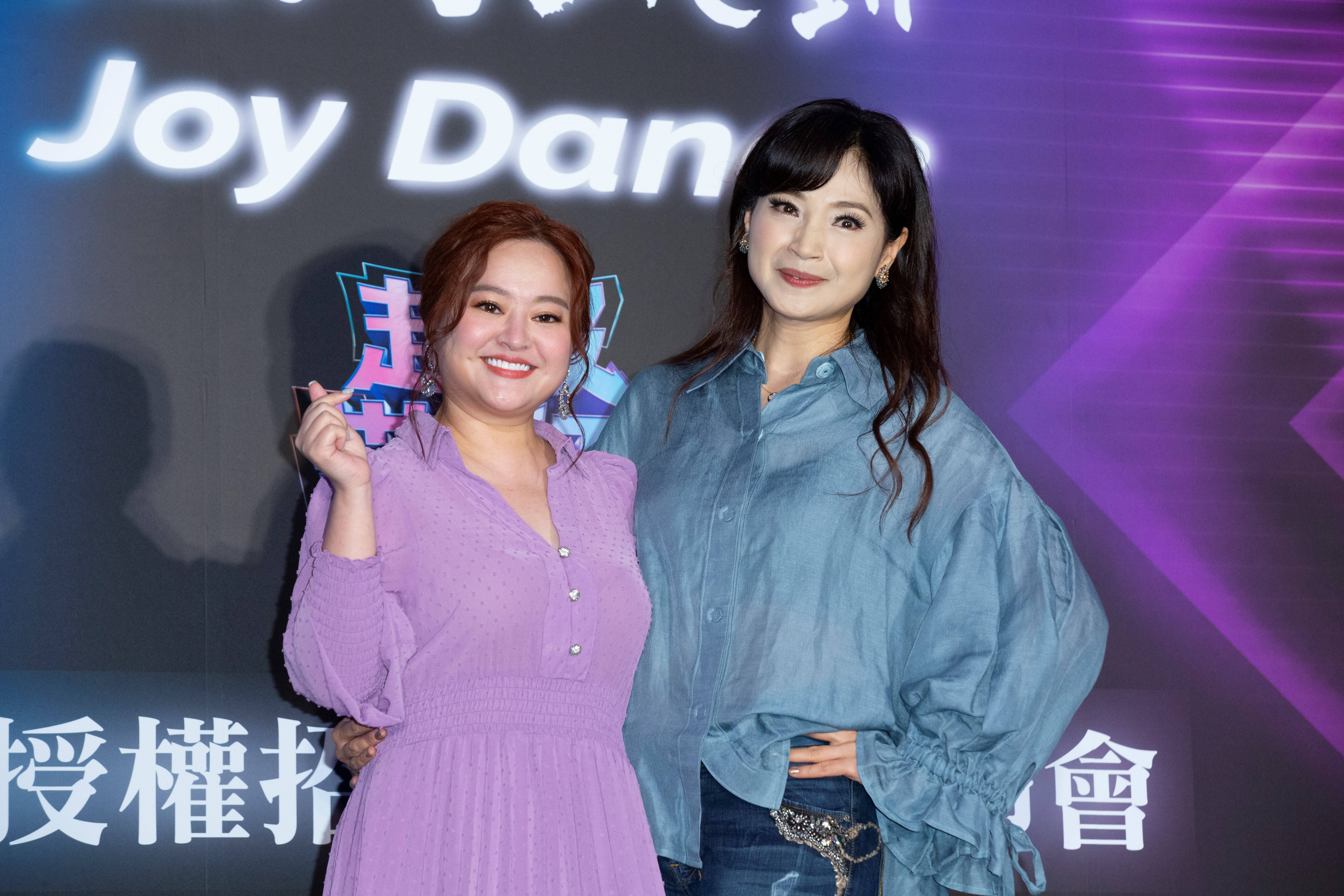 方季惟(右)何嘉文(左)出席《女生宿舍之一室三間》發布會。