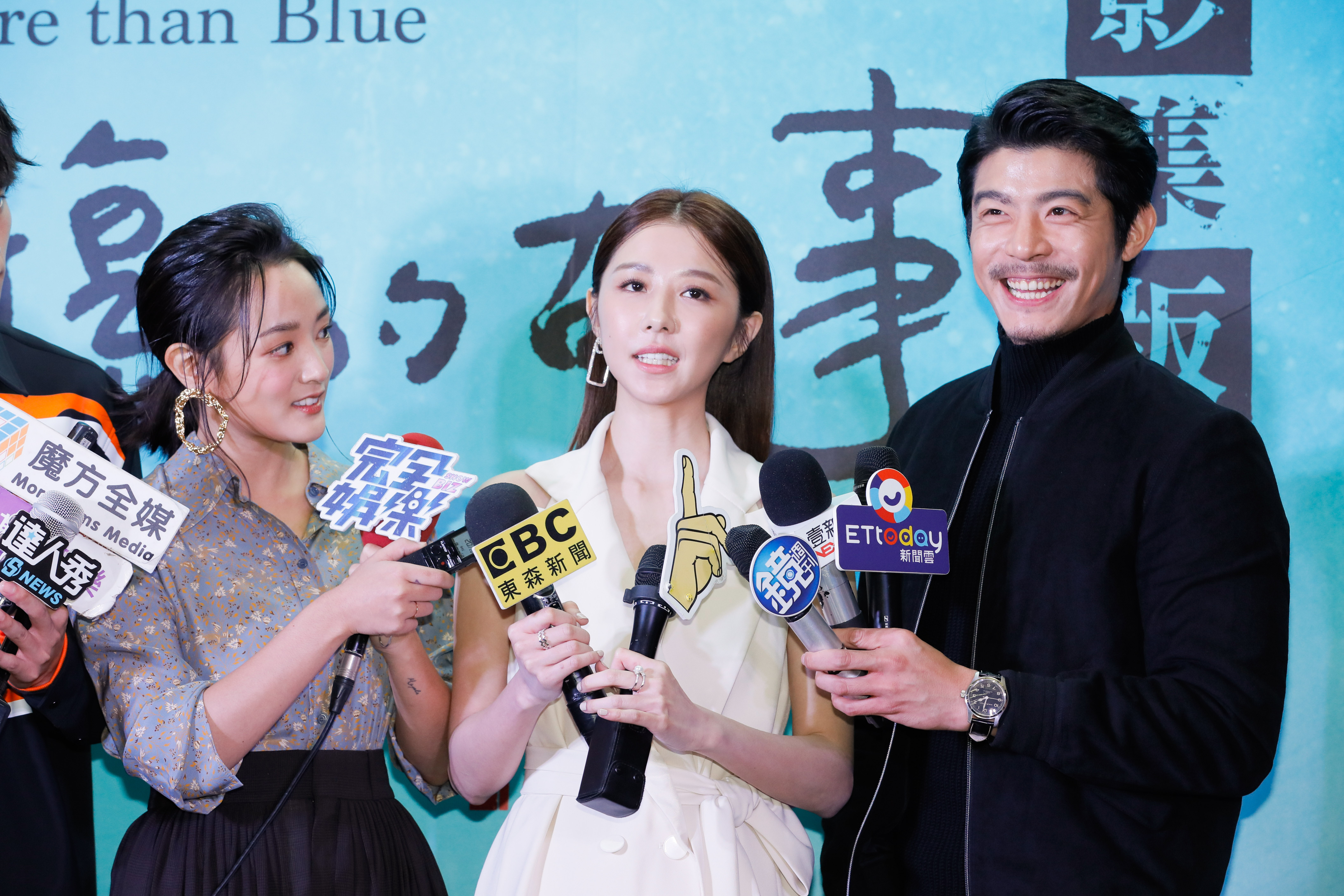 王淨(左)與王柏傑(右)近一年沒聯絡又再同場,中間總是隔著邵雨薇(中),但兩人口裡都說不尷尬。