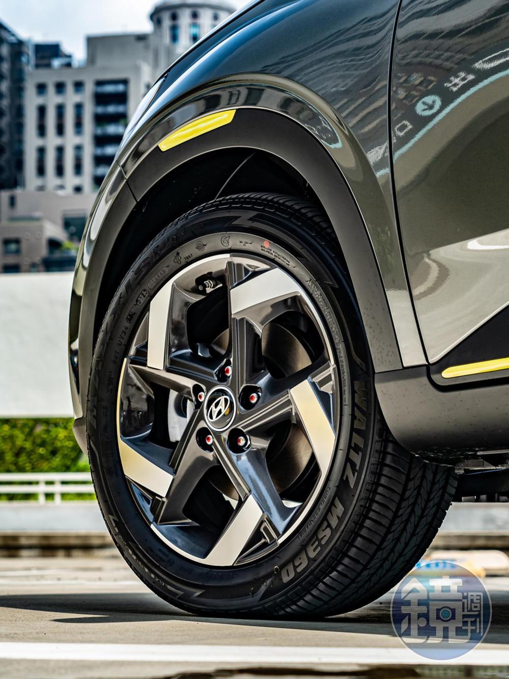 GLB、GLC標配17 吋雙色鋁圈，配胎為 Maxxis Waltz MS360 205/55 R17。