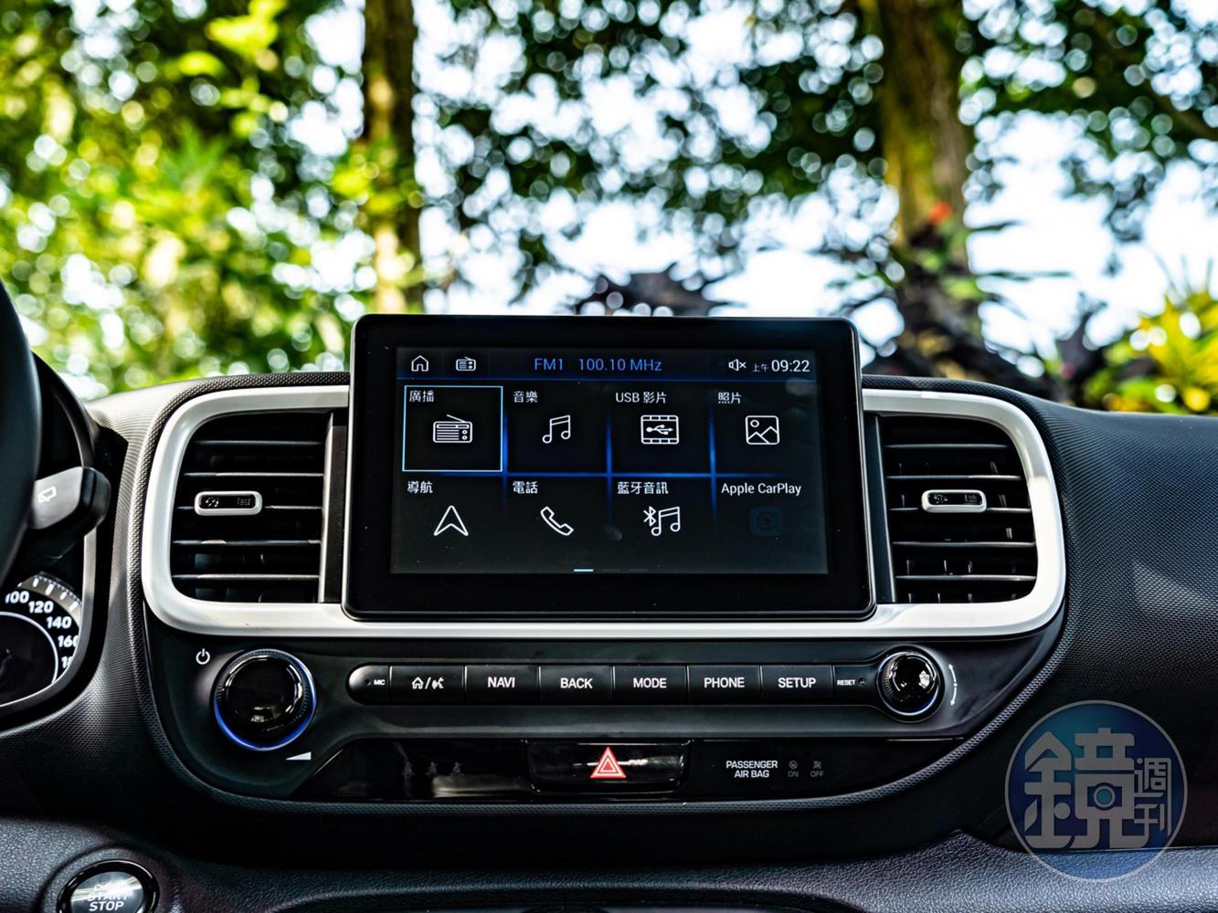 GLC 車型標配8 吋多媒體觸控螢幕，支援 Apple CarPlay 和 Android Auto。