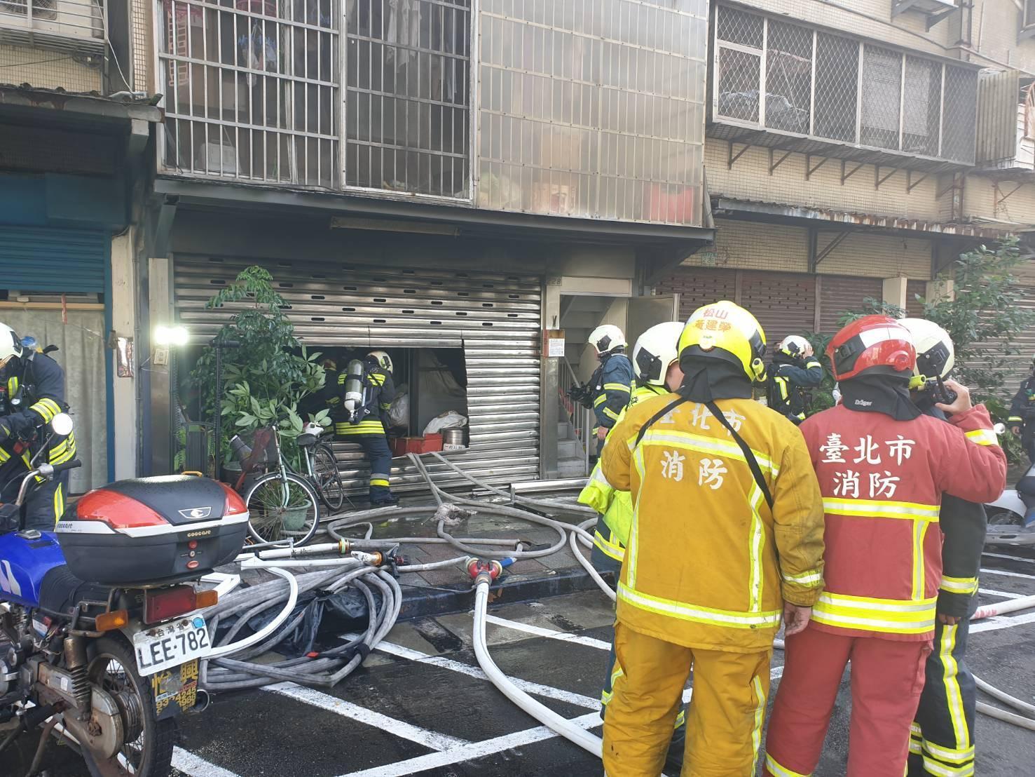 警消出動大批人力,在半小時內將火勢撲滅。(翻攝畫面)