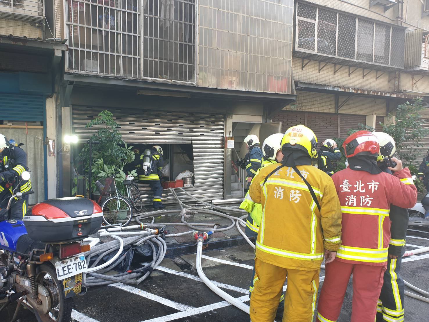 警消出動大批人力，在半小時內將火勢撲滅。（翻攝畫面）