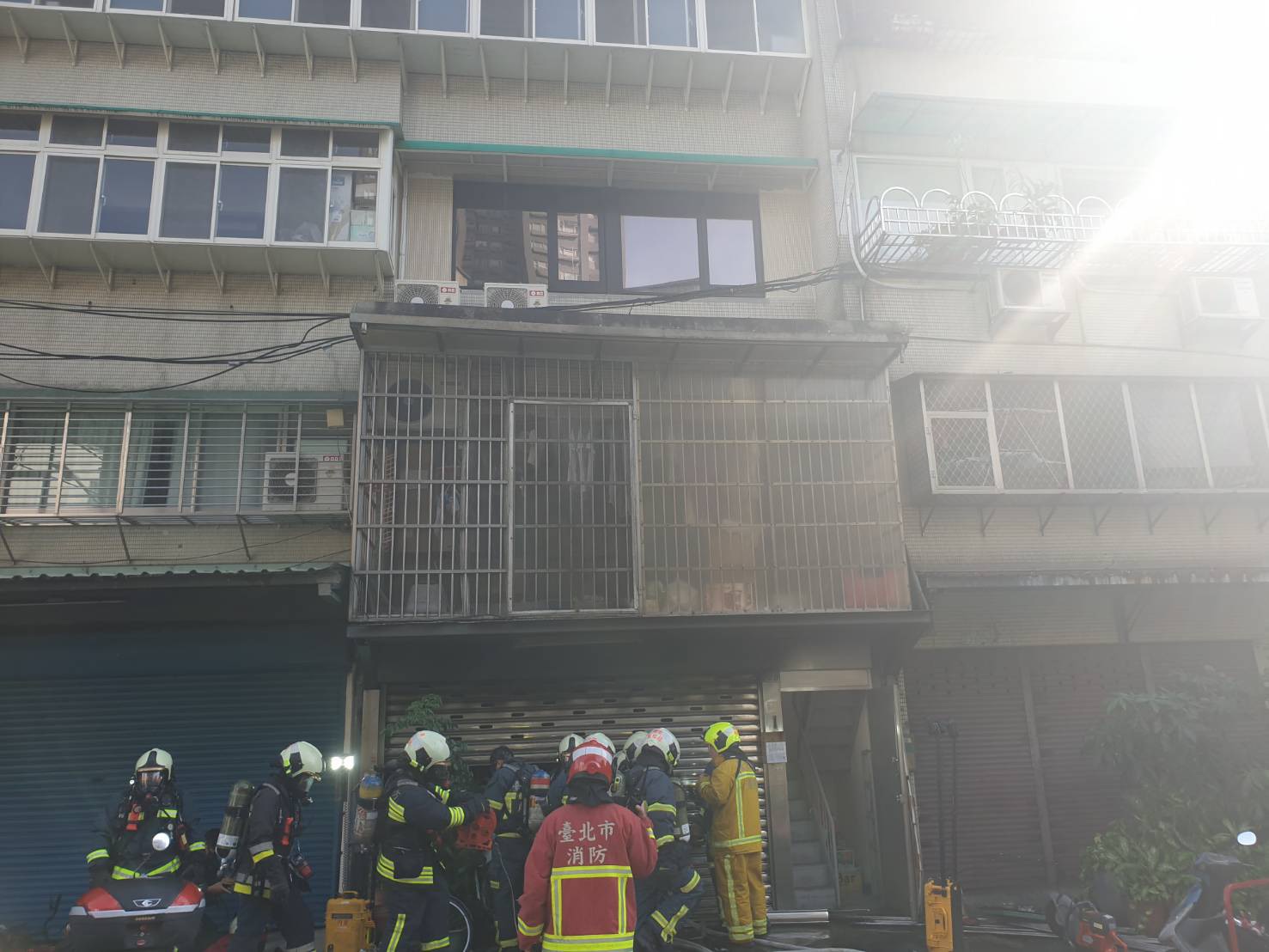 警消趕往內湖康寧路民宅滅火。(翻攝畫面)