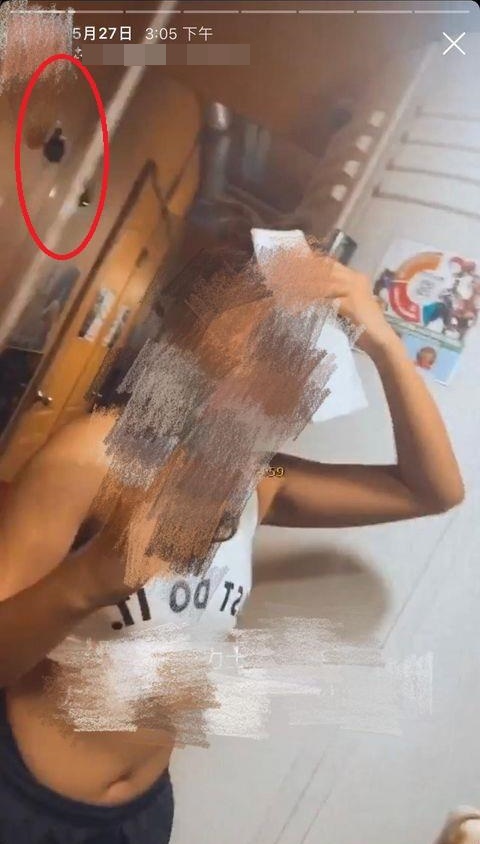 女子曬出小麥肌，卻疑似遭到針孔偷拍。（翻攝畫面）