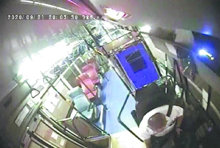 三重客運司機許英毫疑因打瞌睡造成一死一傷悲劇。（翻攝畫面）