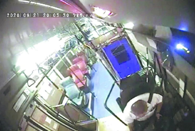 三重客運司機許英毫疑因打瞌睡造成一死一傷悲劇。(翻攝畫面)