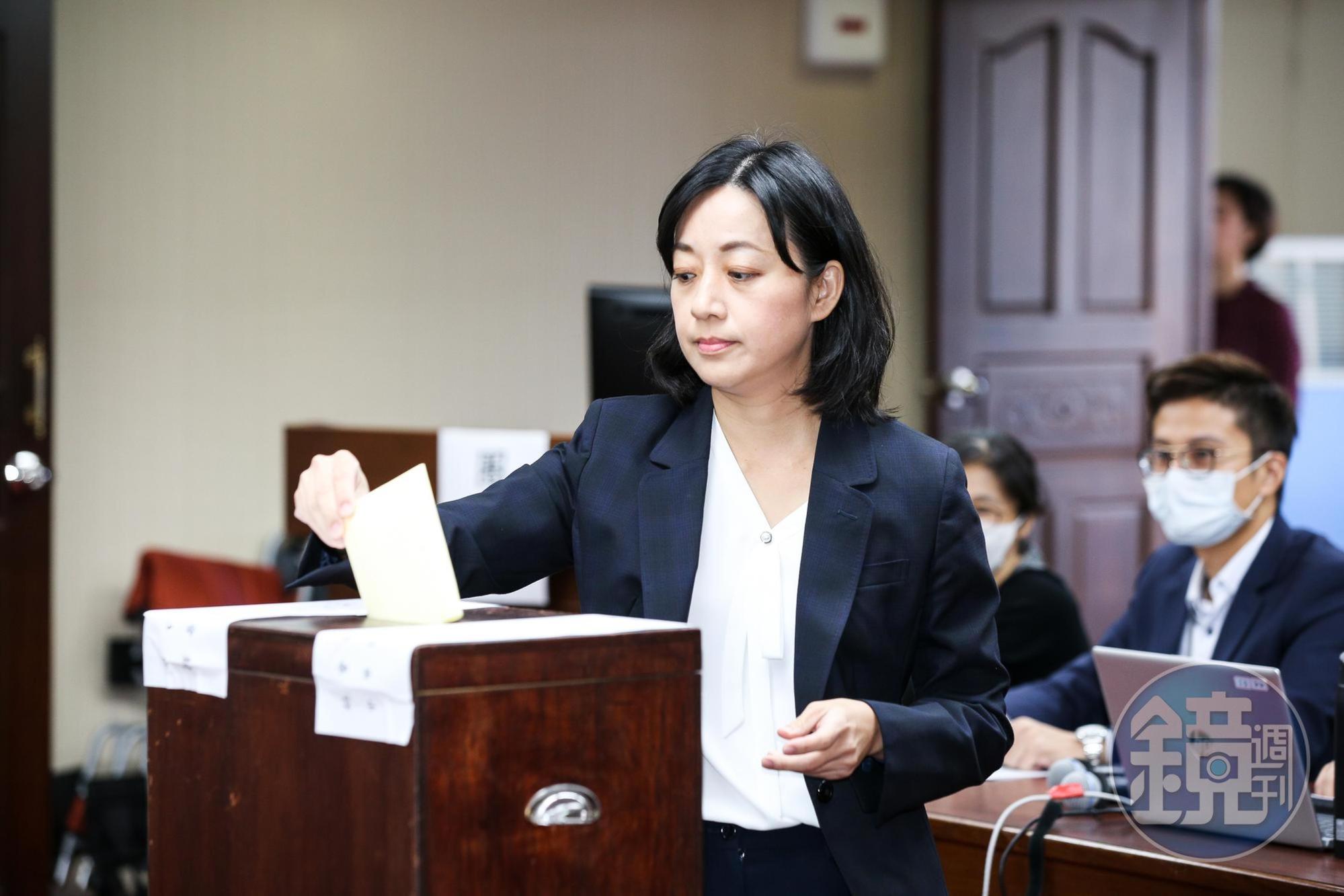 時代力量立委王婉諭（圖）投票支持民進黨團推派的立委洪申翰，讓藍綠席次打成5比10激戰。