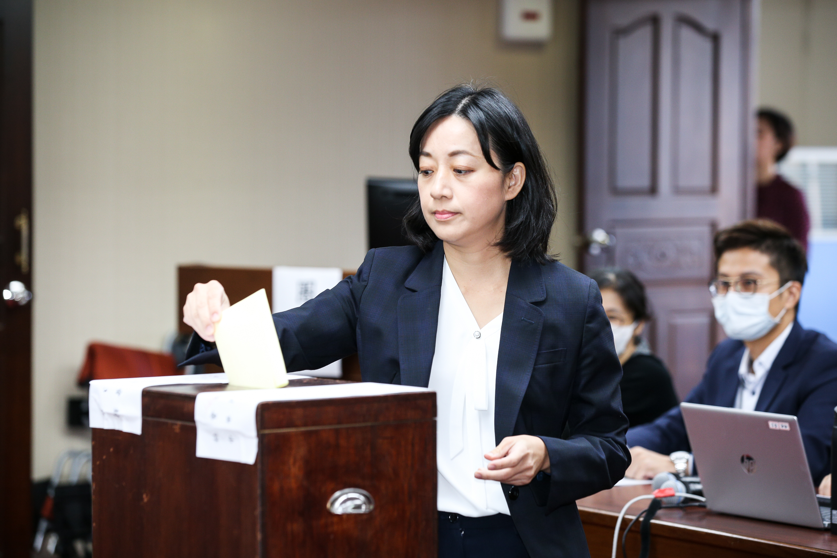 時代力量立委王婉諭（圖）投票支持民進黨團推派的立委洪申翰，讓藍綠席次打成5比10激戰。