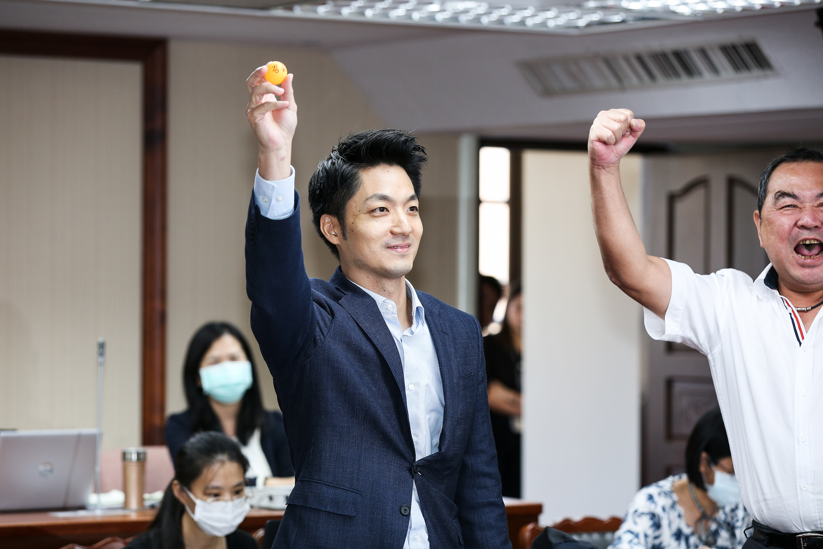 抽籤結果由蔣萬安幸運抽中當選召委。