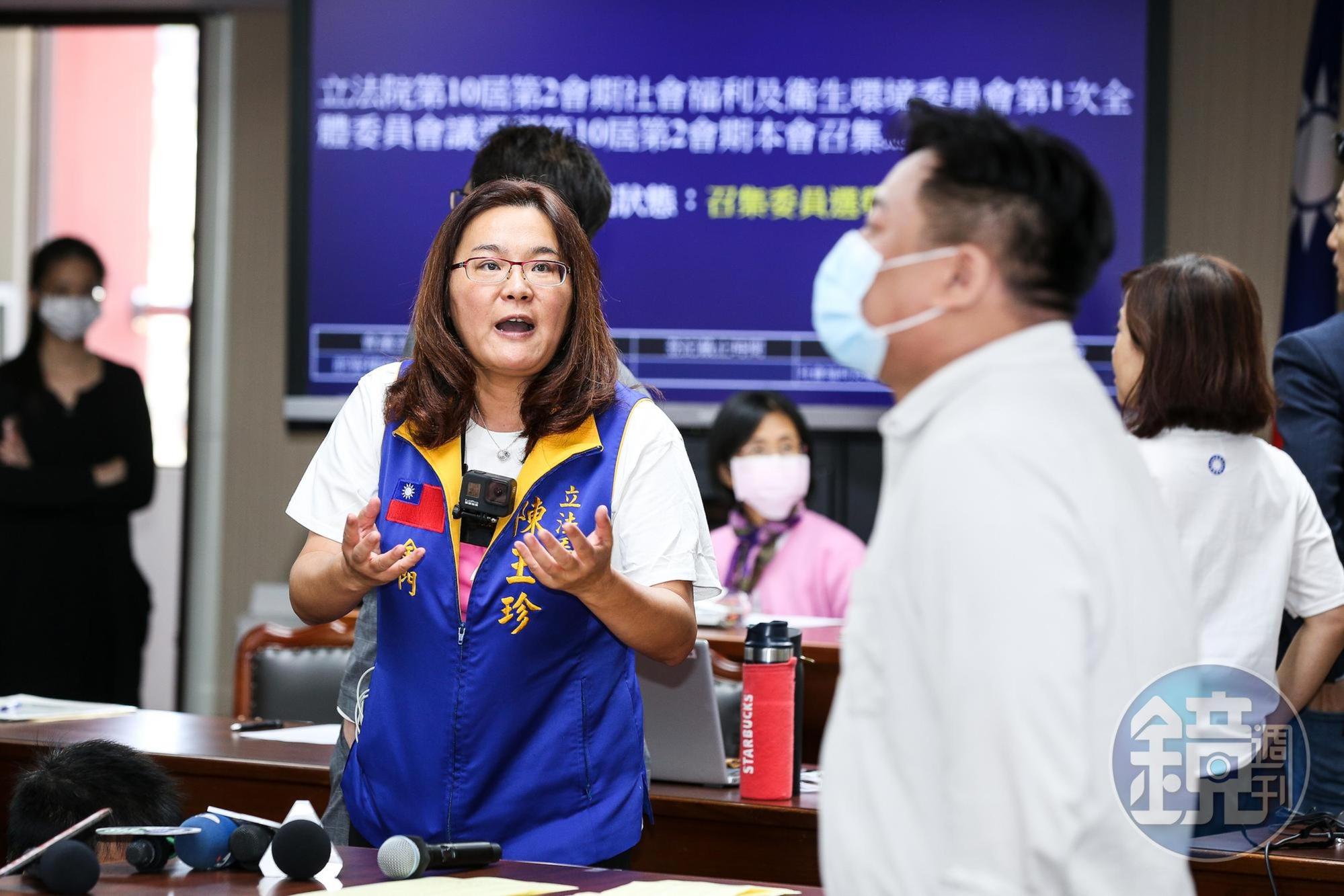 因蔣萬安、洪申翰與陳瑩票數相當，最後以抽籤決定召委人選，「金門女戰神」陳玉珍（左）跨委員會前來助陣。