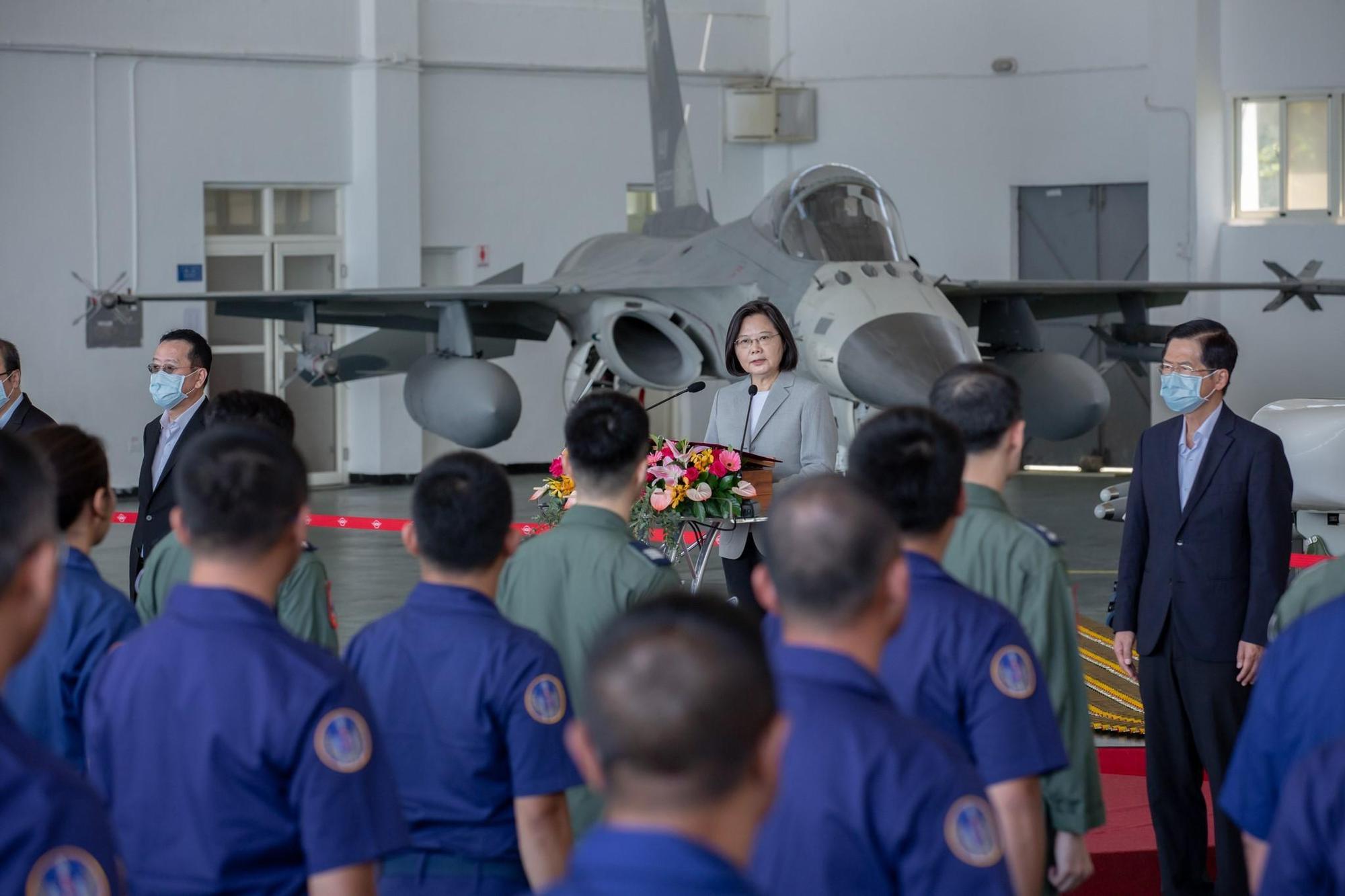 總統蔡英文昨天到澎湖慰勞空軍、海軍。（翻攝自蔡英文粉絲專頁）