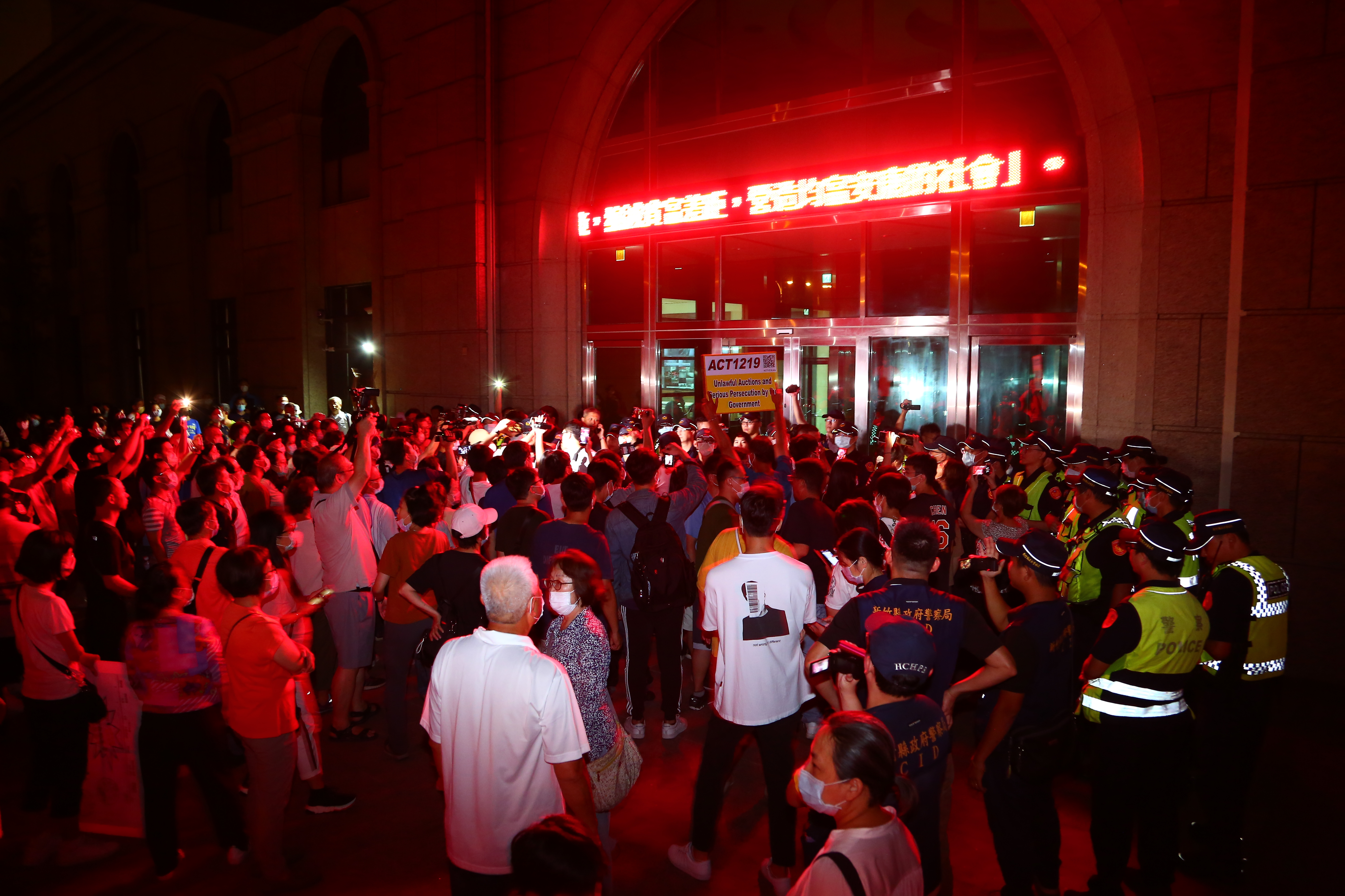 大批聲援民眾19日深夜包圍六家派出所抗議,過程中還不斷直播引發關注。(翻攝畫面)