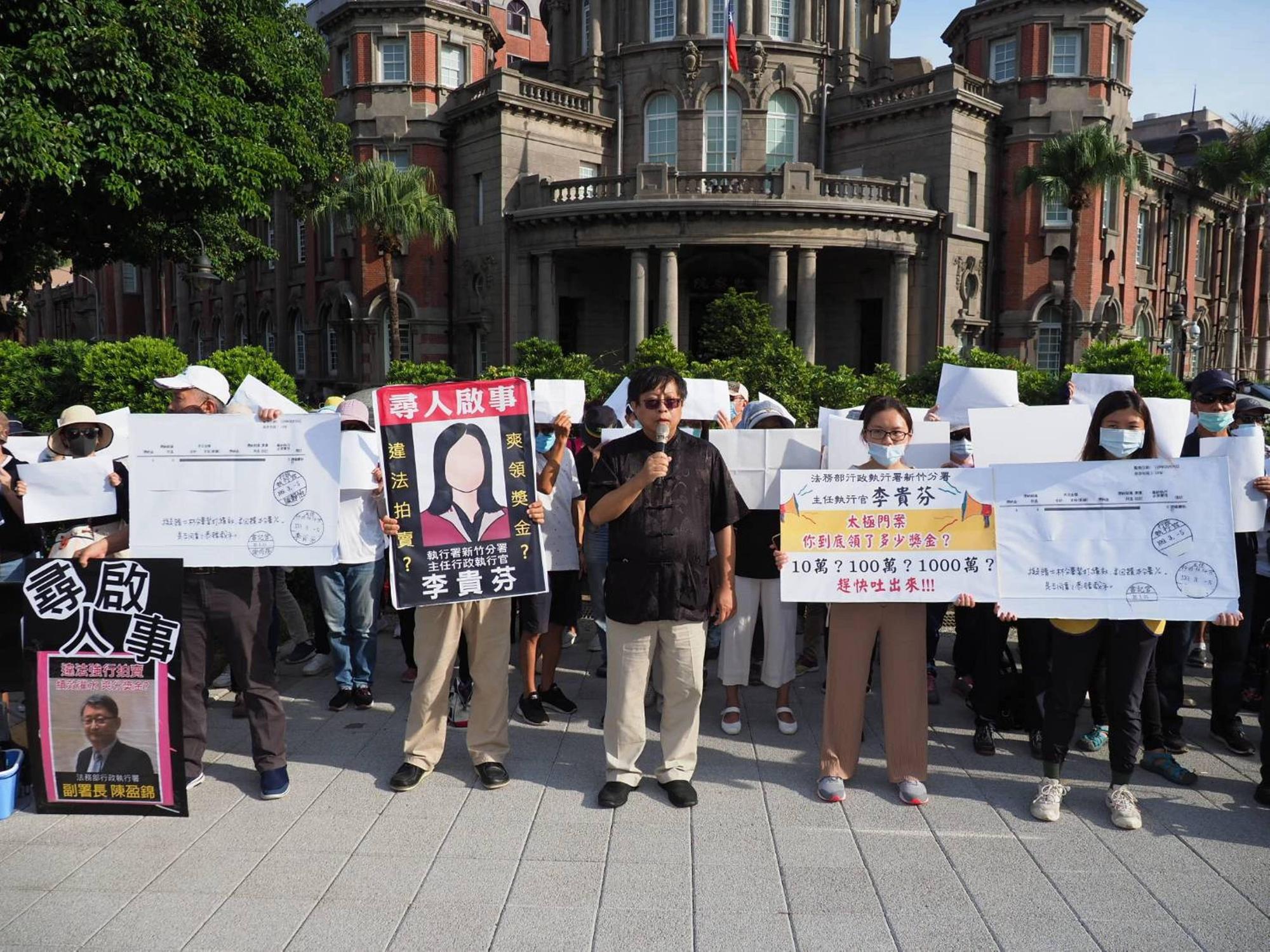 黃姓志工由法稅改革聯盟及多位學者專家陪同向監察院陳情。（翻攝畫面）